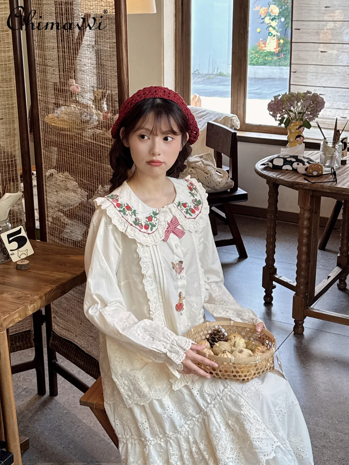 田園風ガール キュートなイチゴ柄 重刺繍 ドールカラー 長袖シャツ 2025年秋新作 スイートレースタイ ドールブラウストップ