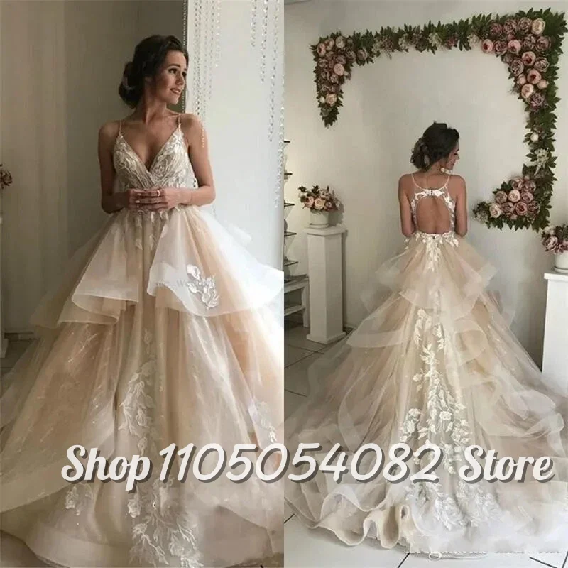 맞춤형 우아한 샴페인 웨딩 드레스 V넥 스파게티 스트랩 백리스 레이스 아플리케 A라인 러플 레이어드 신부 드레스