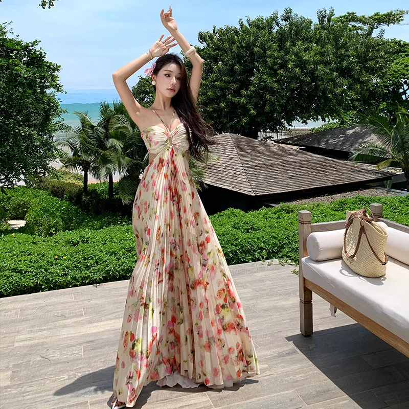 

Summer Women's New Fashionable Floral Temperament, Slimming and Slimming, Pleated Pleated and Long Neck Hanging Holiday Dress