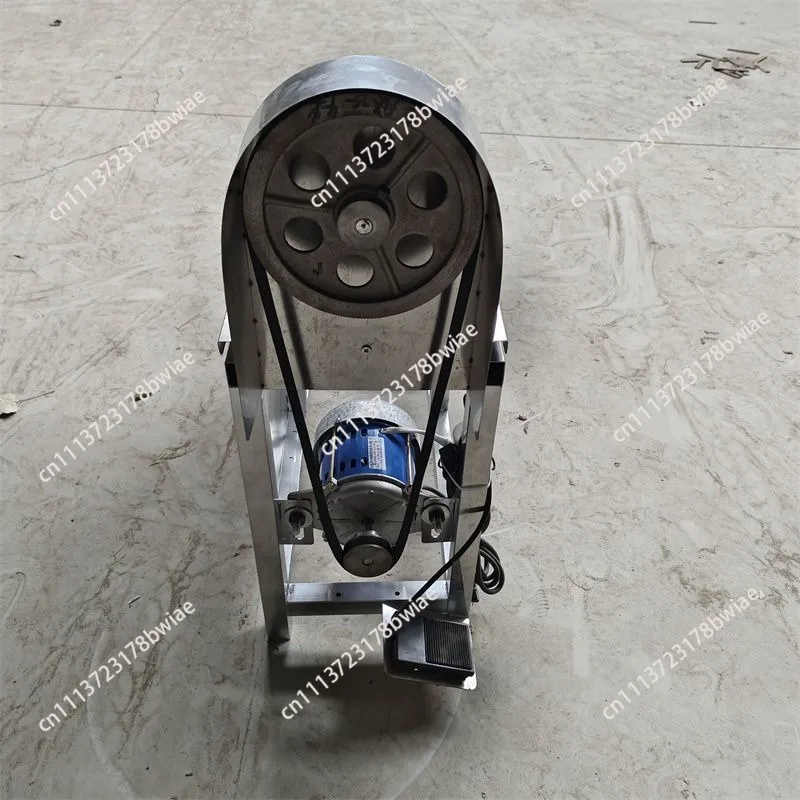 The new taro peeler stainless steel body peels potatoes, winter melon, radish, pineapple, easy peeling without hurting the pulp
