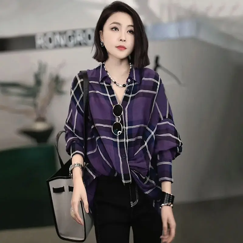 レトロな高級感のある格子柄カジュアルなゆったりスタイルの女性用シャツ、秋の通勤に多用途なポロ襟長袖シャツ