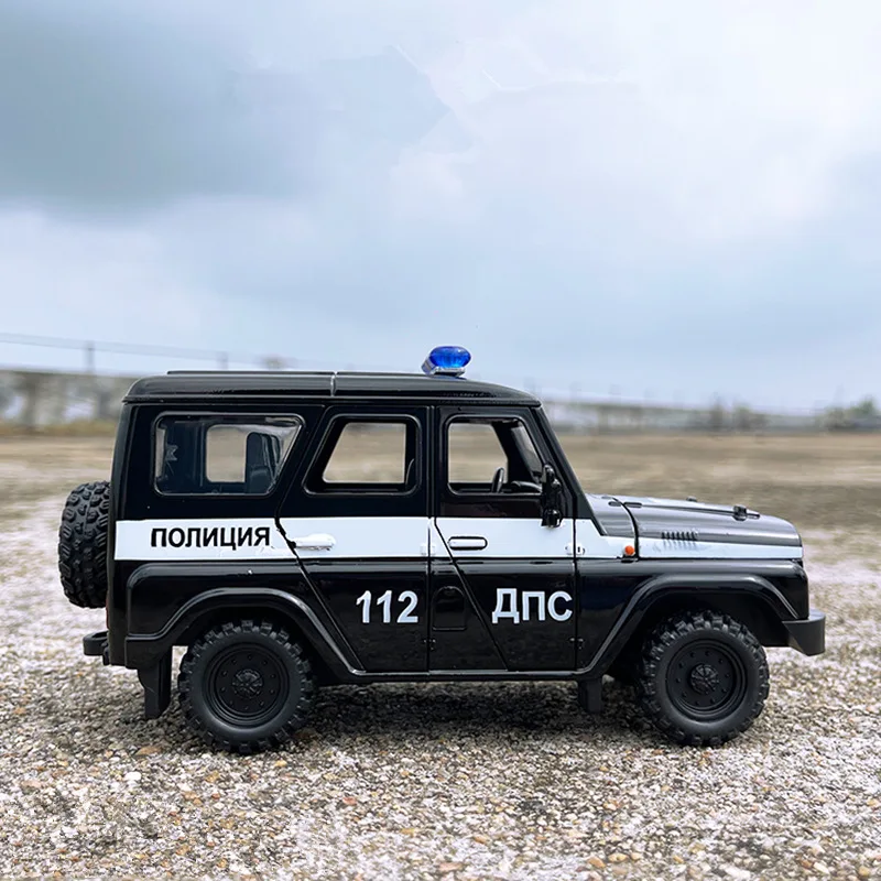 Large Size 1/18 UAZ Hunter Alloy Car Model Diecasts Metal Police Off-road Vehicles Car Model Sound and Light Childrens Toys Gift