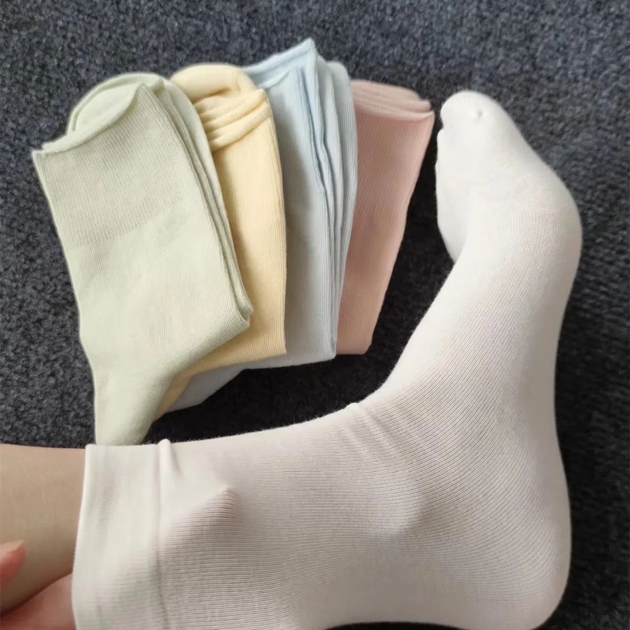 

Thin Ice Silk Women Loose Long Tube Socks Summer Breathable Cool Middle Calf Socks Black and White Ice Cool Socks Ladies' Sox