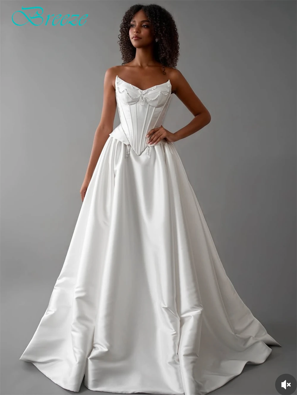 カスタマイズされたエレガントな白いサテンのウェディングドレスフォーマルストラップレスノースリーブブライダルガウンクラシックAラインチャペルトレインローブ・デ・マリエ