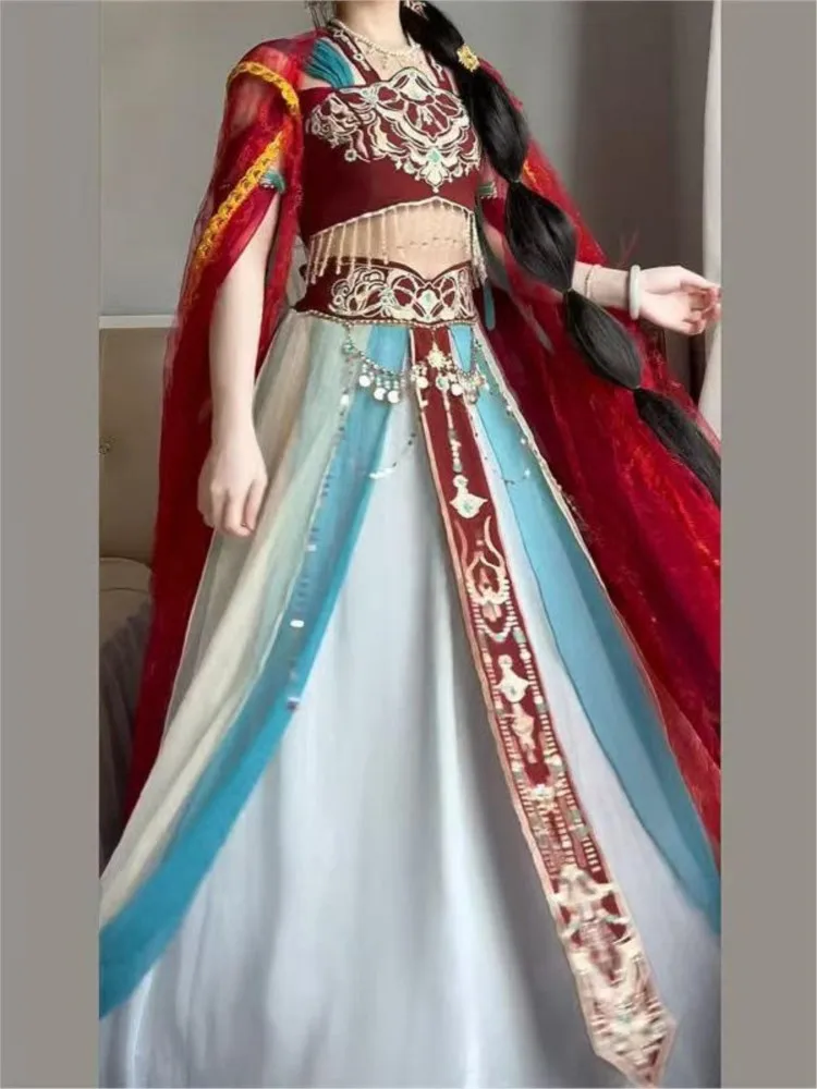 Elegancka i modna odzież codzienna w egzotycznym stylu z regionów zachodnich, z bogatymi haftami przemysłowymi.