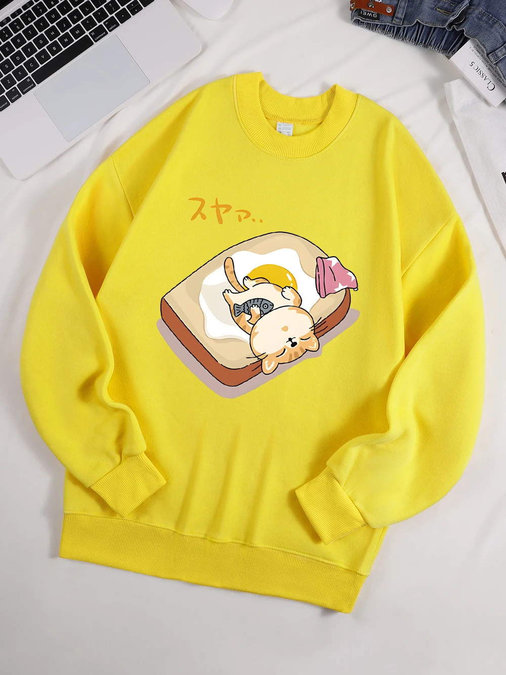 Eine Katze schläft mit einem kleinen Fisch in den Armen bedruckter Kapuzenpullover für Damen, Winter-Fleece-Pullover, Basics, Taschen-Sweatshirt, Freizeitkleidung