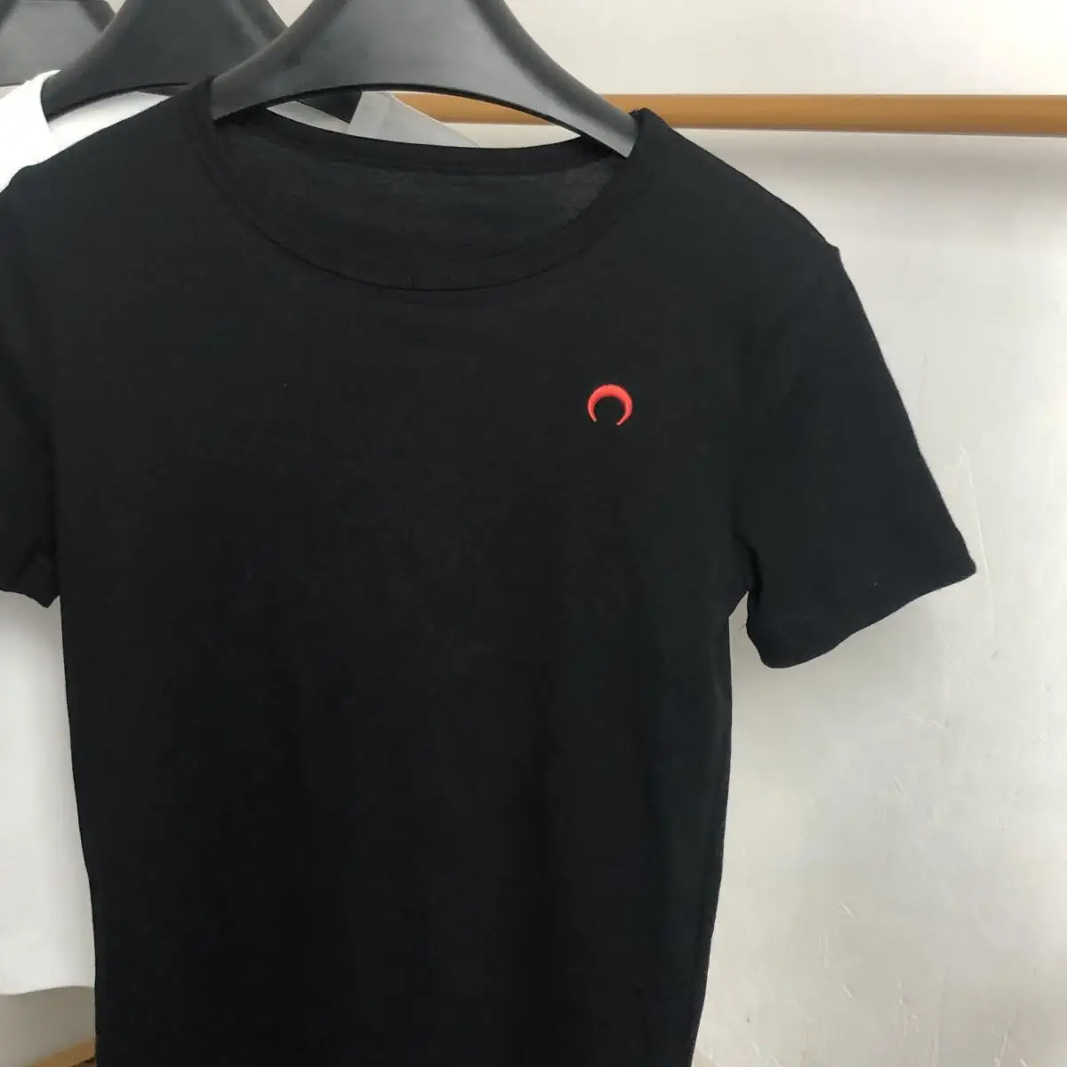 Casual Top Kurzarm T-Shirt Damen Einfarbig Slim Fit Koreanische Mode Stickerei Mond Elastisch Rundhals Klassisch Einfach