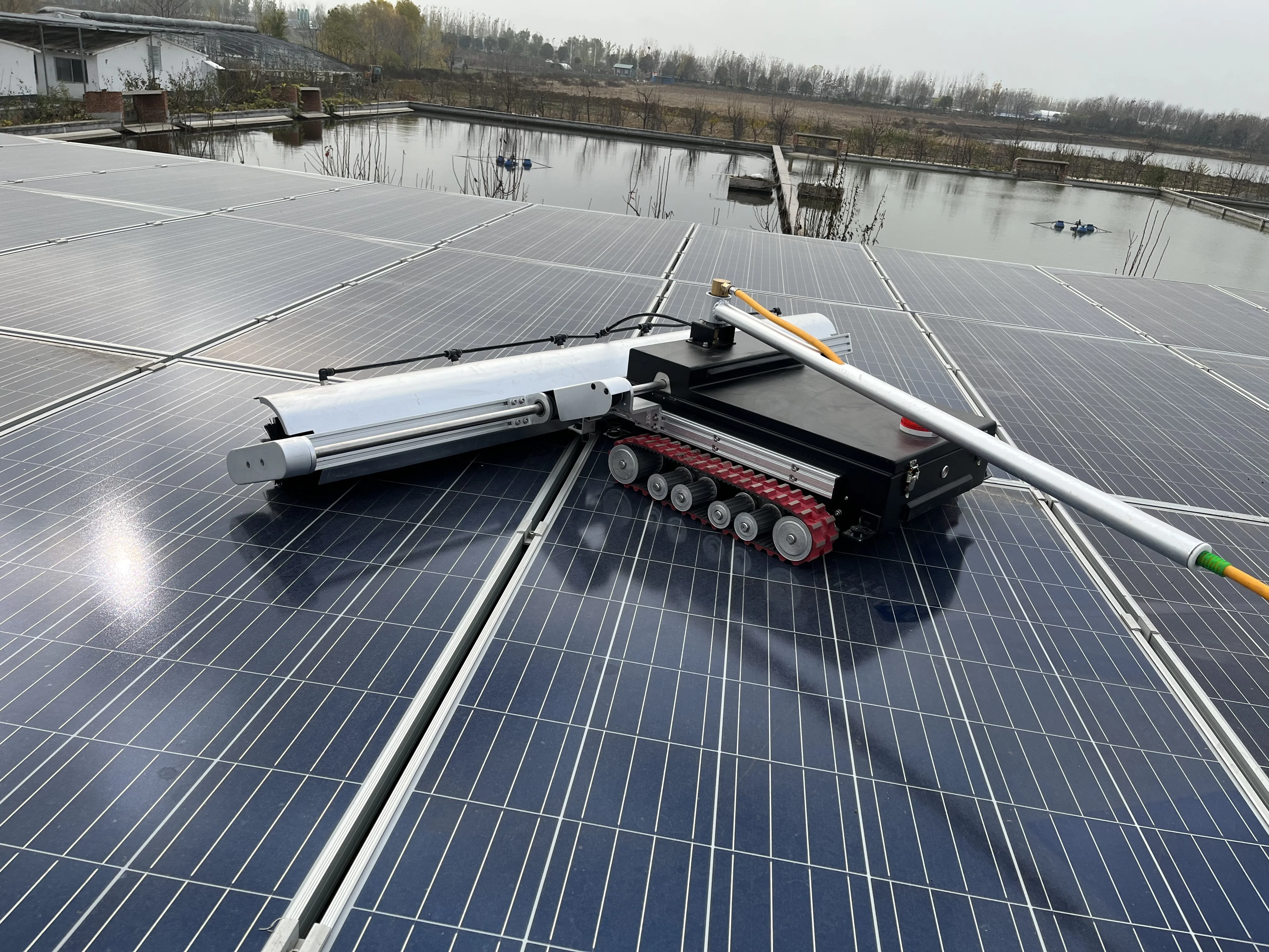 2023 New Arrival Automatic Photovoltaic Panels Cleaning Equipment Solar Panel Cleaning Robot