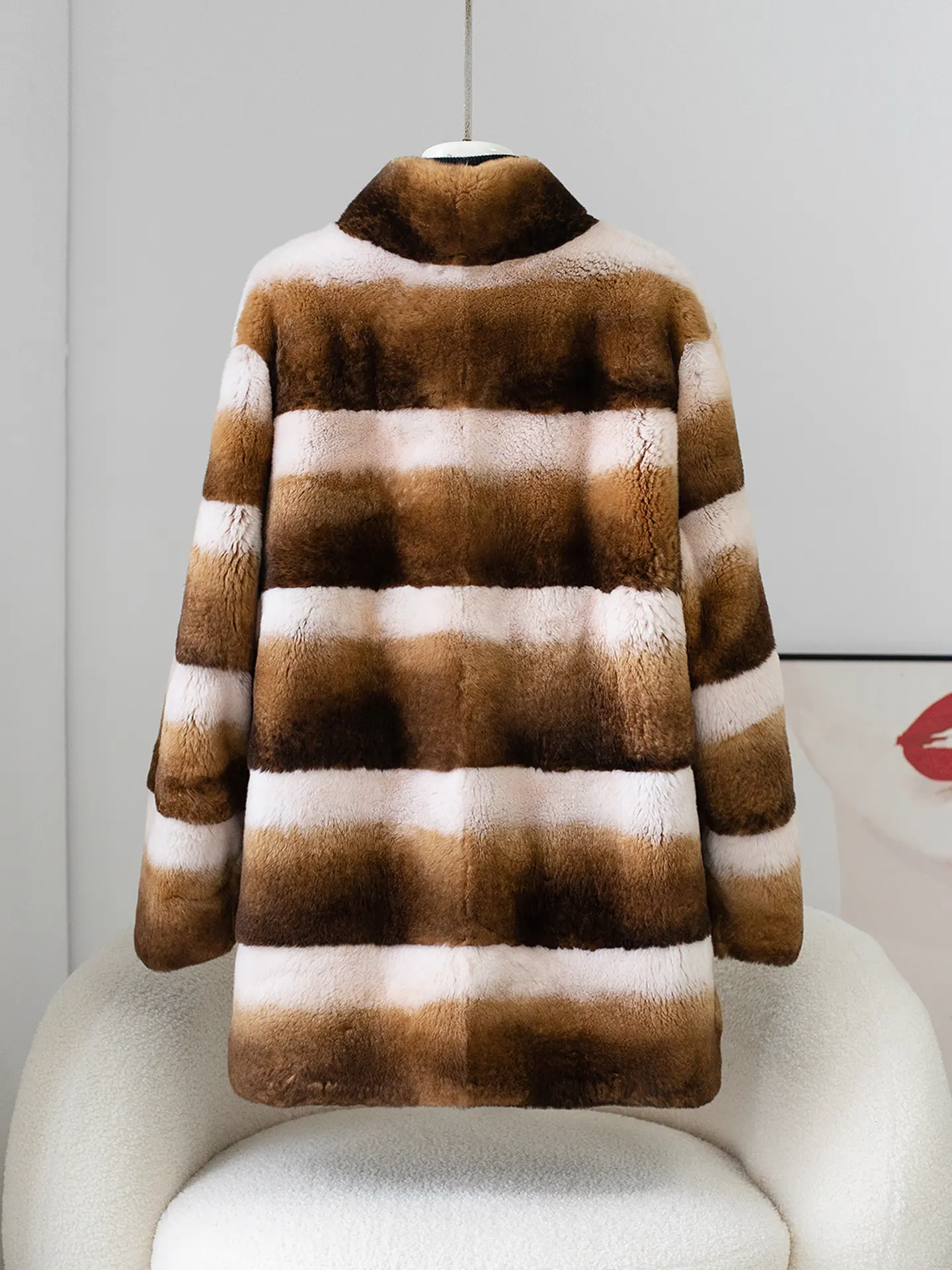 Un abrigo de piel Haining de longitud media para mujer en el invierno de 2025, con un abrigo completo de alta gama de piel de conejo de visón y un stand-up.