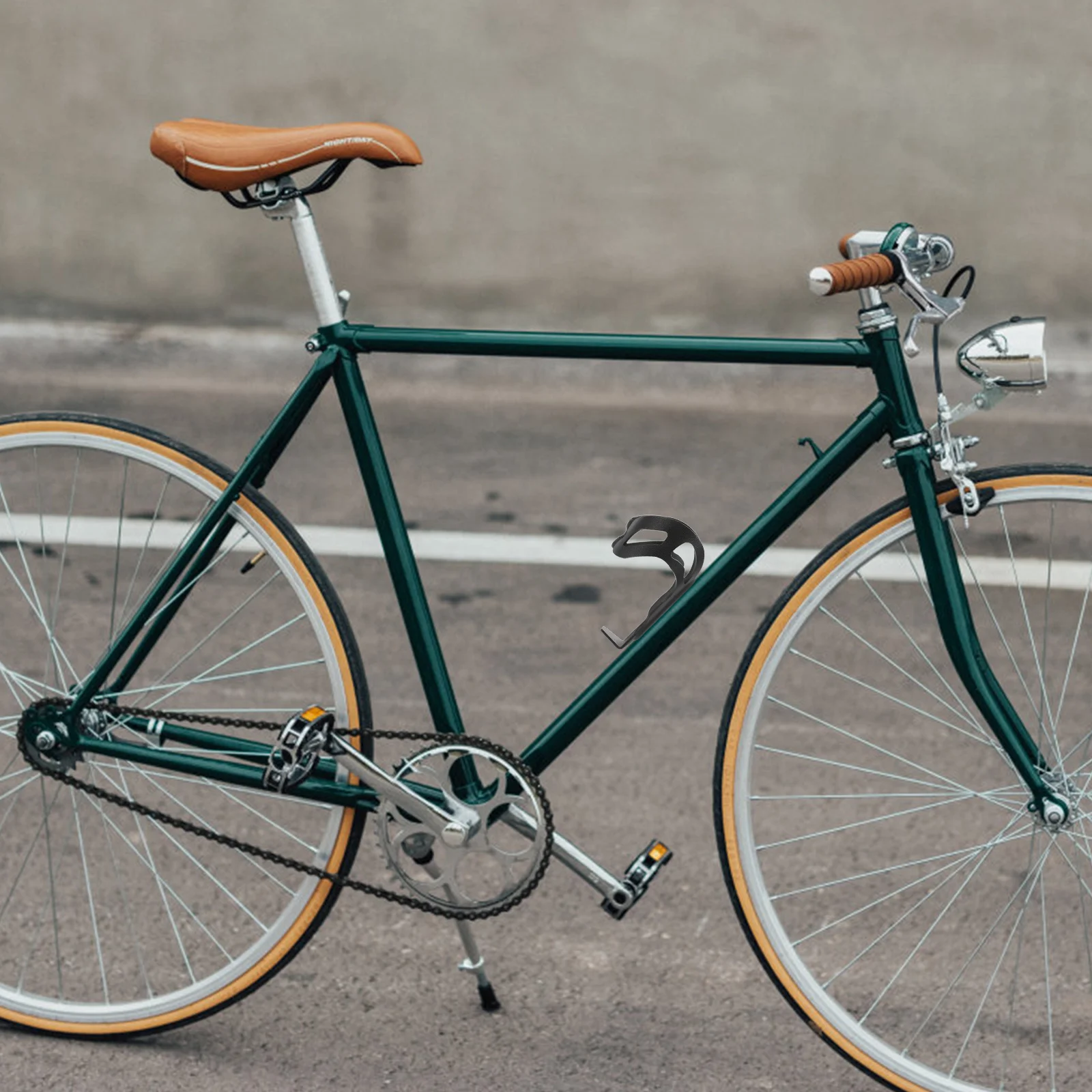 Uchwyt na bidon rowerowy, wytrzymały, ze stopu aluminium, łatwy montaż, uniwersalny, modny, bezpieczny.