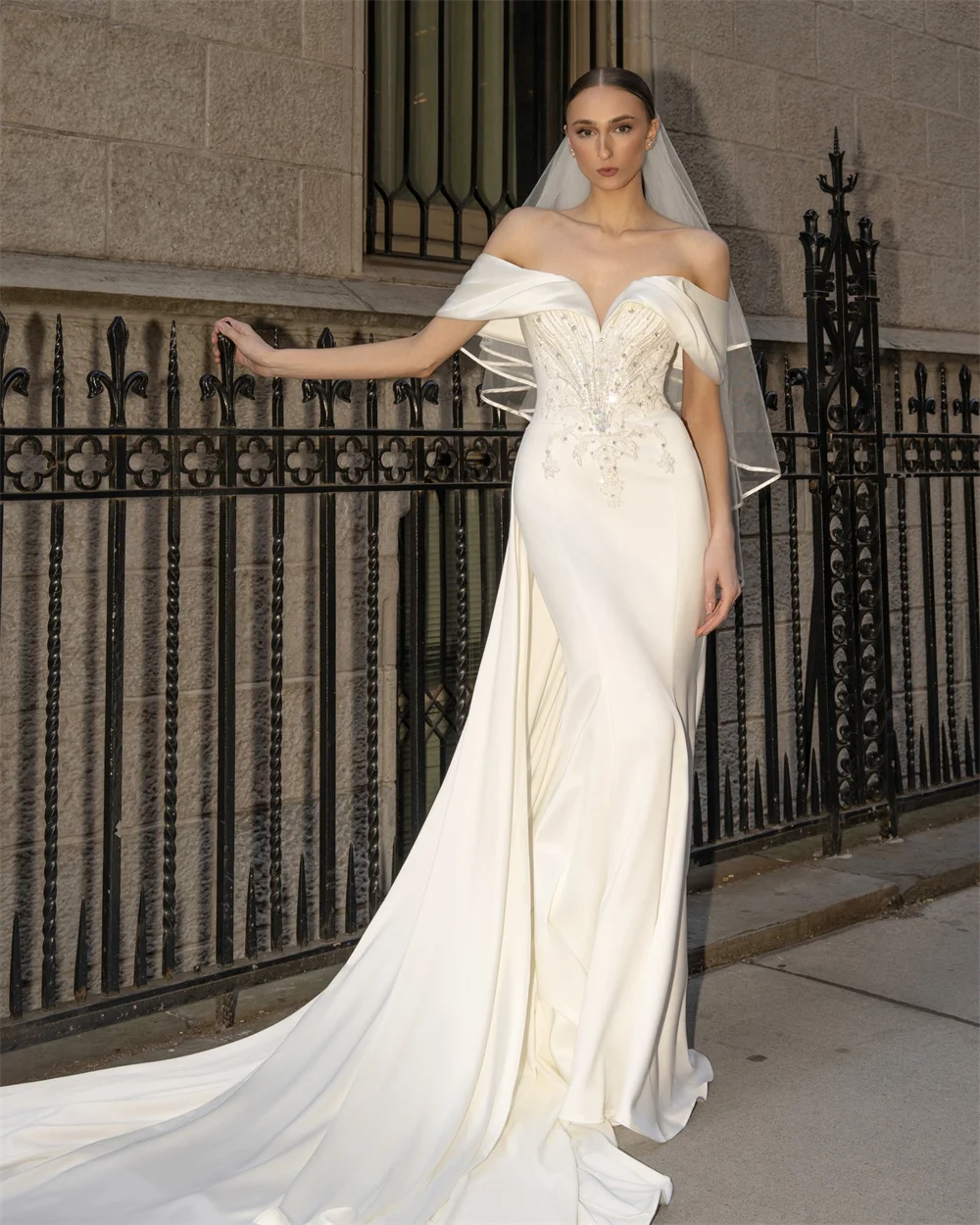 

Customized V-Neck Classic Evening Dress Pearls Delicate White Bridal Gowns Appliques Off the Shoulder Mermaid Wedding Dress