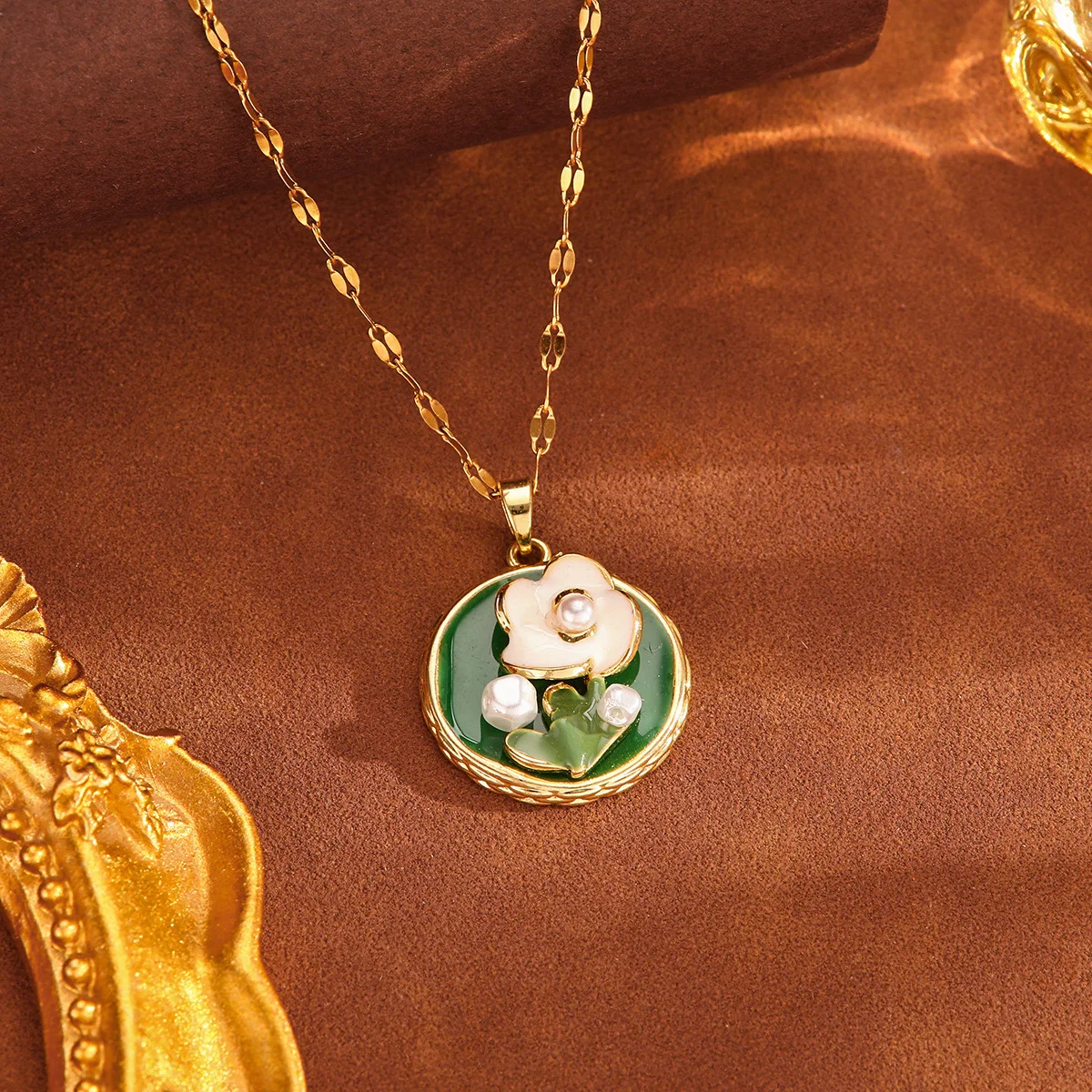 French Monet Garden Green Flower Necklace with Micro-Pearl Embedding Luxury Copper Beads Vintage Stainless Steel Clavicle Chain