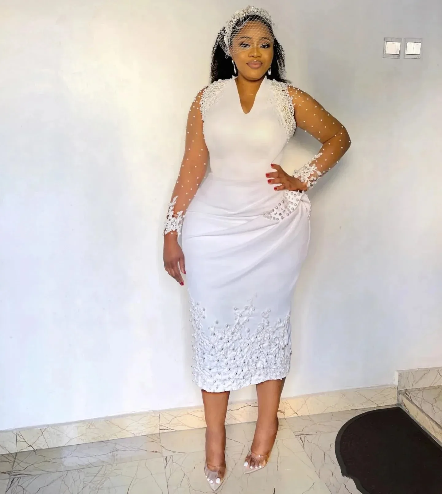 مخصص جديد فاخر اللؤلؤ صائق اللؤلؤ الديكور فستان الزفاف بأكمام طويلة الساتان فستان قصير الخامس الرقبة فستان رقص حفلة رسمية