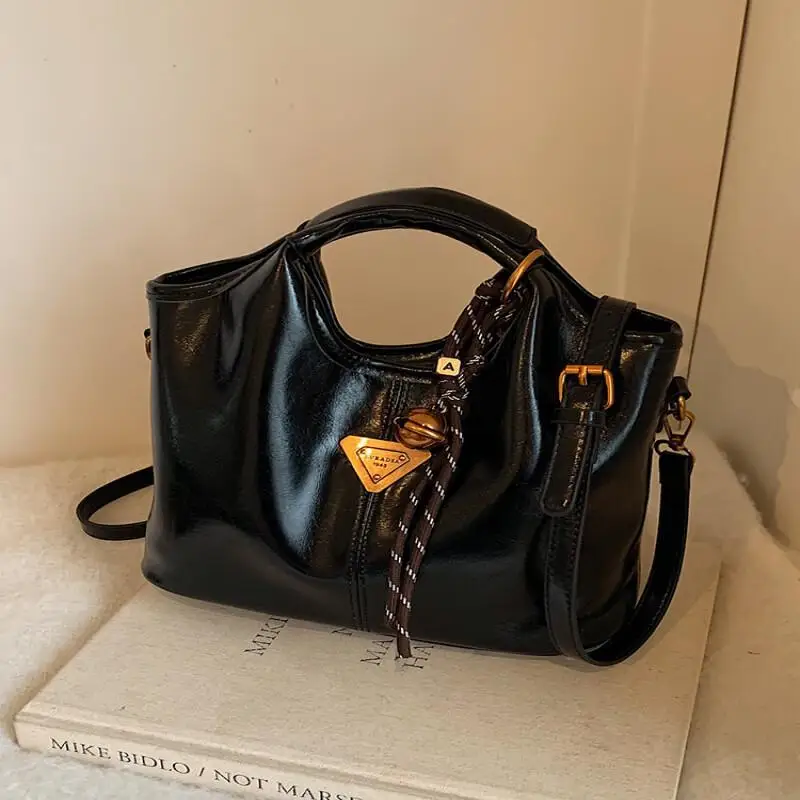 New Model Bell Leather Girl Large Capacity Storage Bag Crossbody Fashion Autumn Collection Trend Commute Handheld Slanted Back