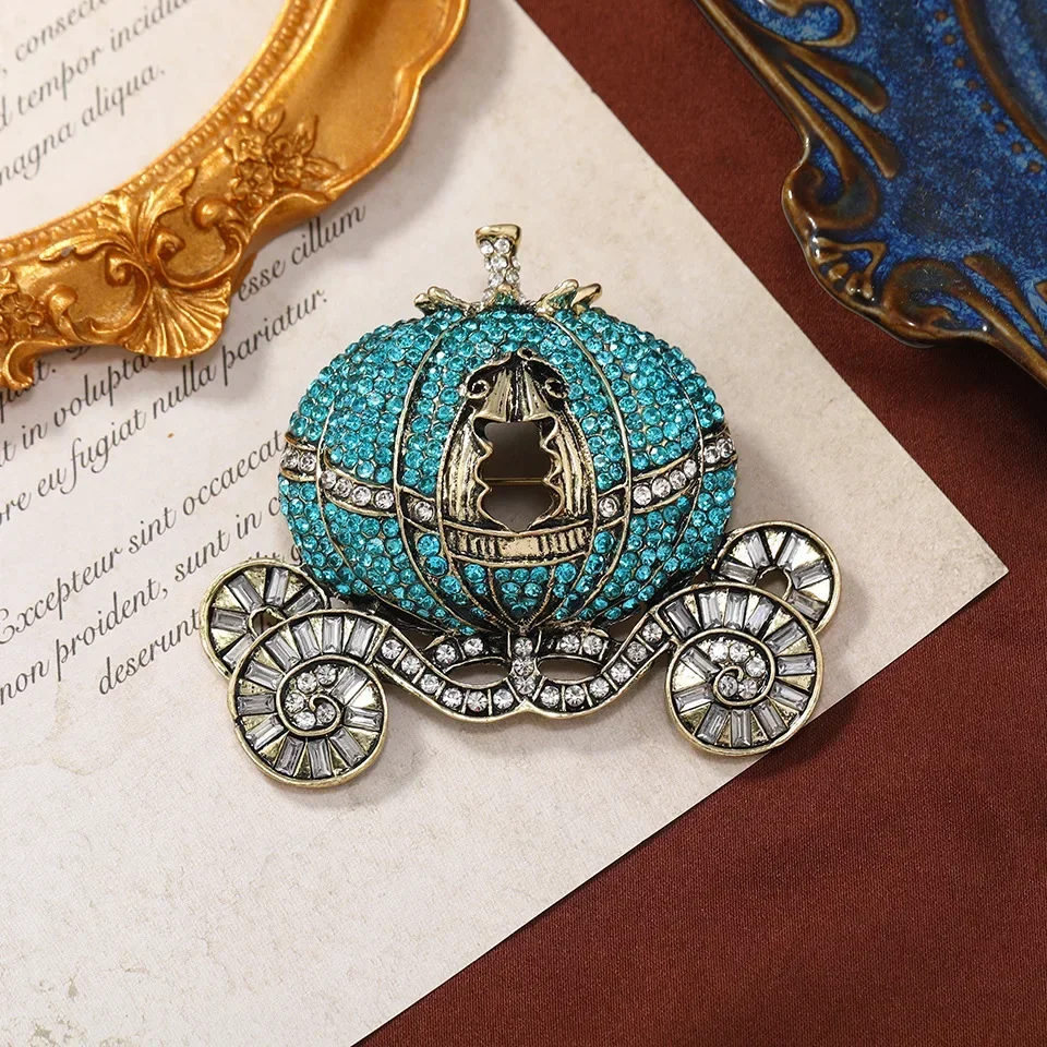 

2pcs Pumpkin Cart Brooches Pink Blue Rhinestone Pins Crystal Badges Backpack Hat Shirt Lapel Pin Jewelry Gifts for Friends