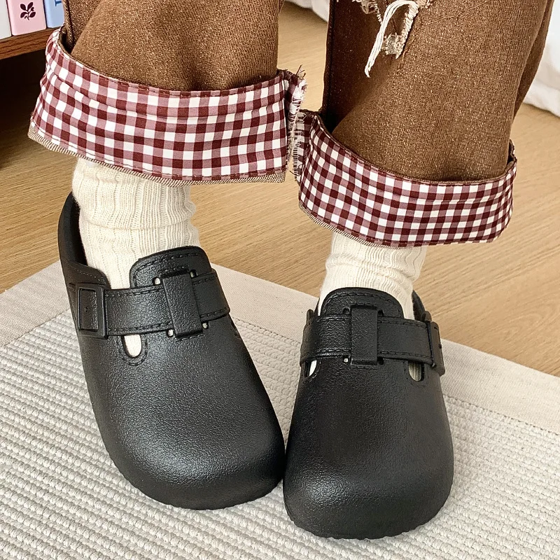 شباشب أطفال 2025 بناتي أولاد بنعال ناعمة حقائب أطفال أحذية مثقوبة صنادل منزلية وأطفال