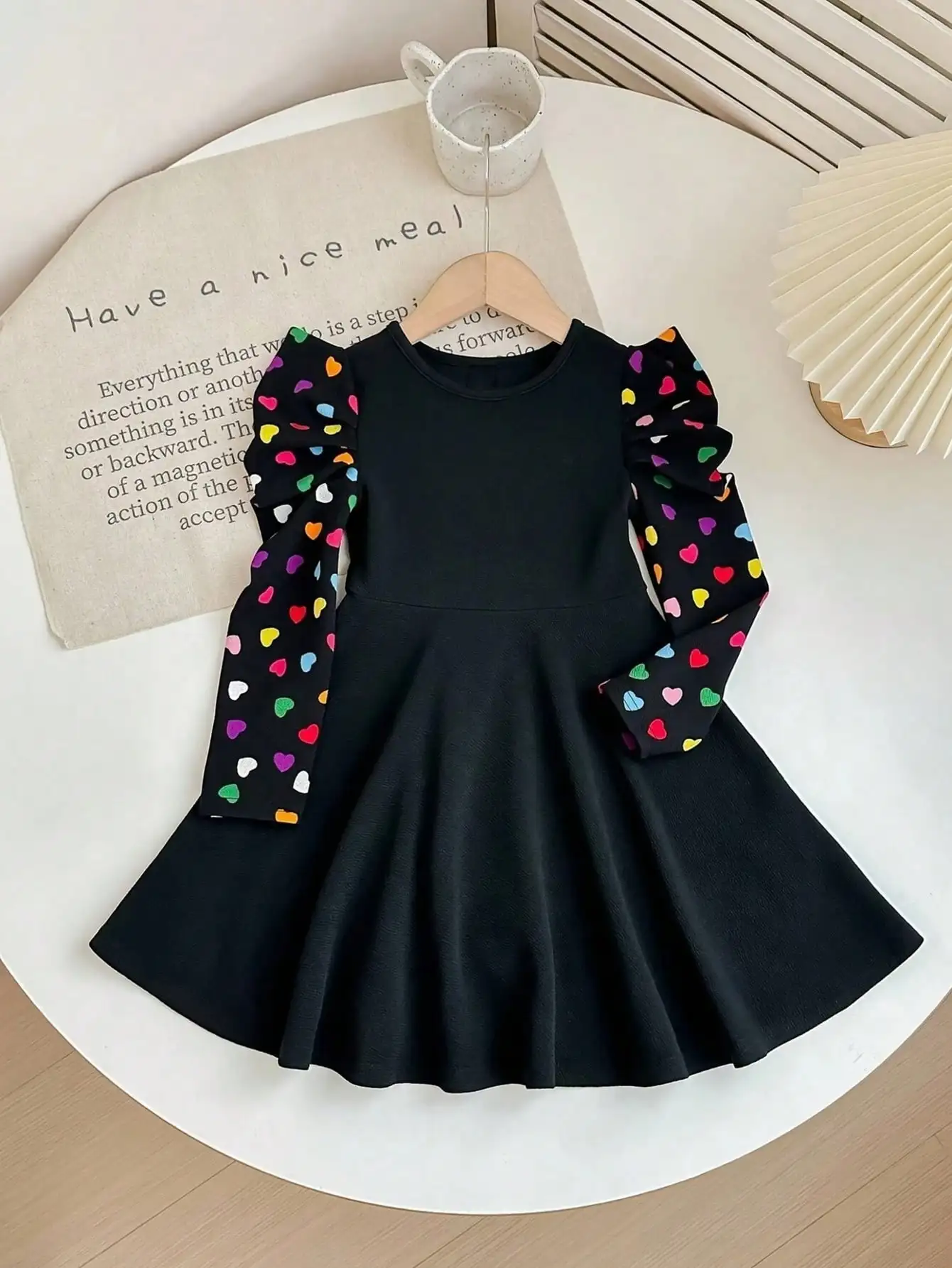 Elegantes und Dehnbares Farbiges Herzförmig Bedrucktes Langarm-Kleid mit Rundhalsausschnitt und Rüschenkante für Kinderkleidung – Detail 3
