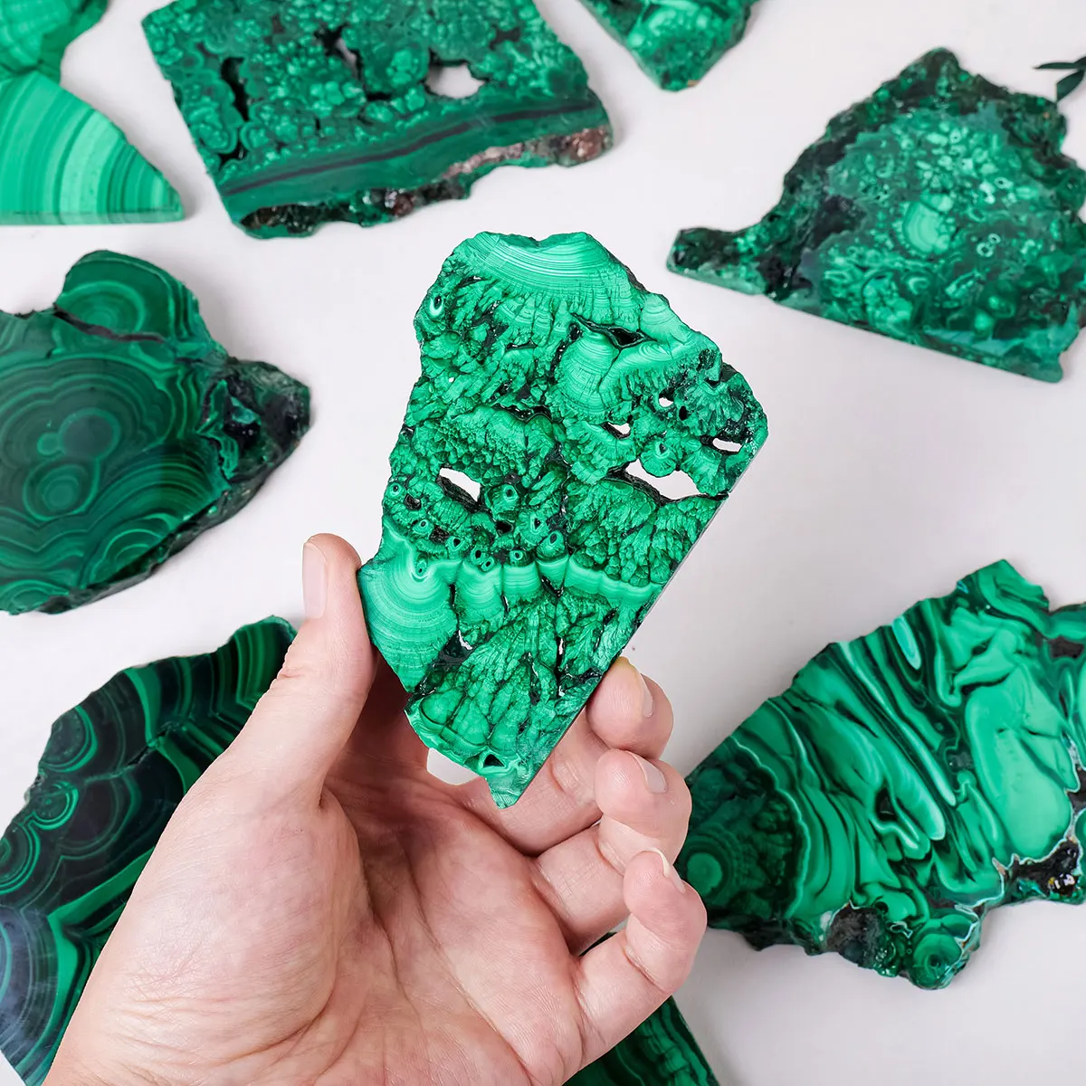 1 pieza de malaquita natural con ojos verdes, piedra curativa, losa de adivinación, espécimen mineral, adorno decorativo para el hogar