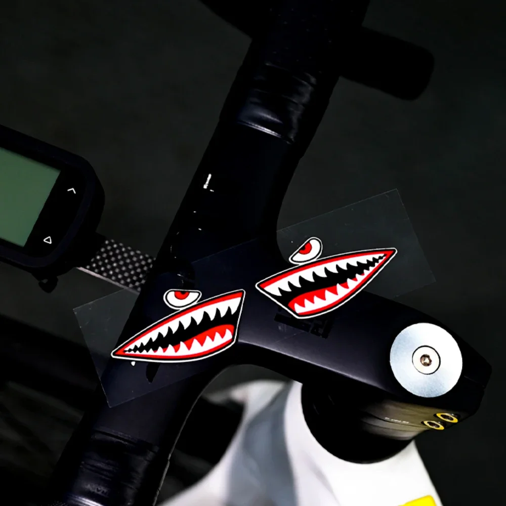1 par de pegatinas impermeables con diseño de cabeza de tiburón para el cuadro de bicicleta, ideales para personalizar y decorar bicicletas de montaña, bicicletas de carretera y bicicletas de montaña.
