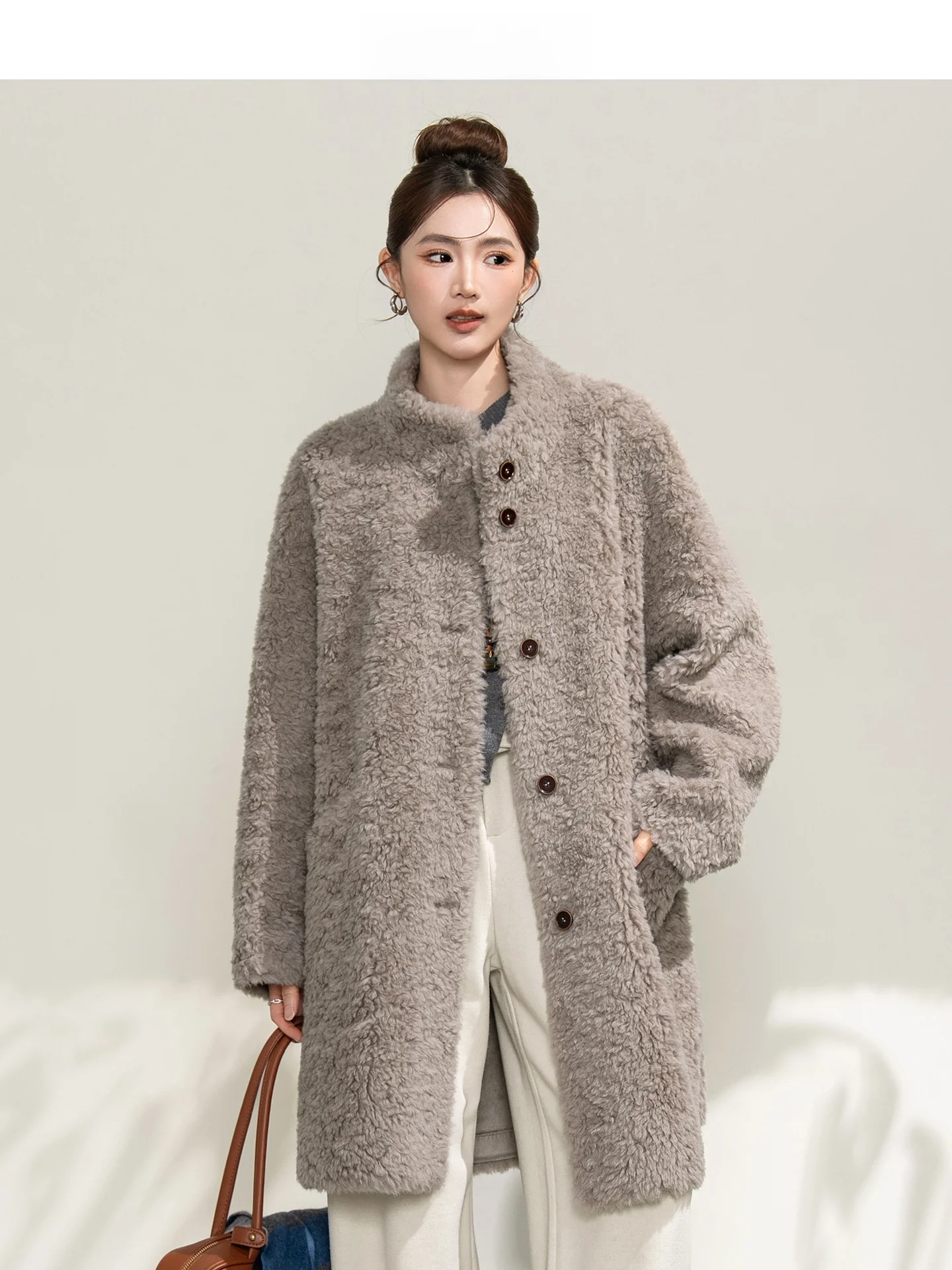 

Корейская женская куртка средней длины из овчины с воротником-стойкой, комбинированная из кожи и меха, теплая и удобная.