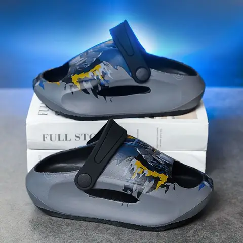 BeastKingdom Batman Superman Moderiktiga Tåtofflor Mjuka och Andningsbara Sandaler för Grundskola och Mellanstadieelever 10 best sales Batman-skor - №3