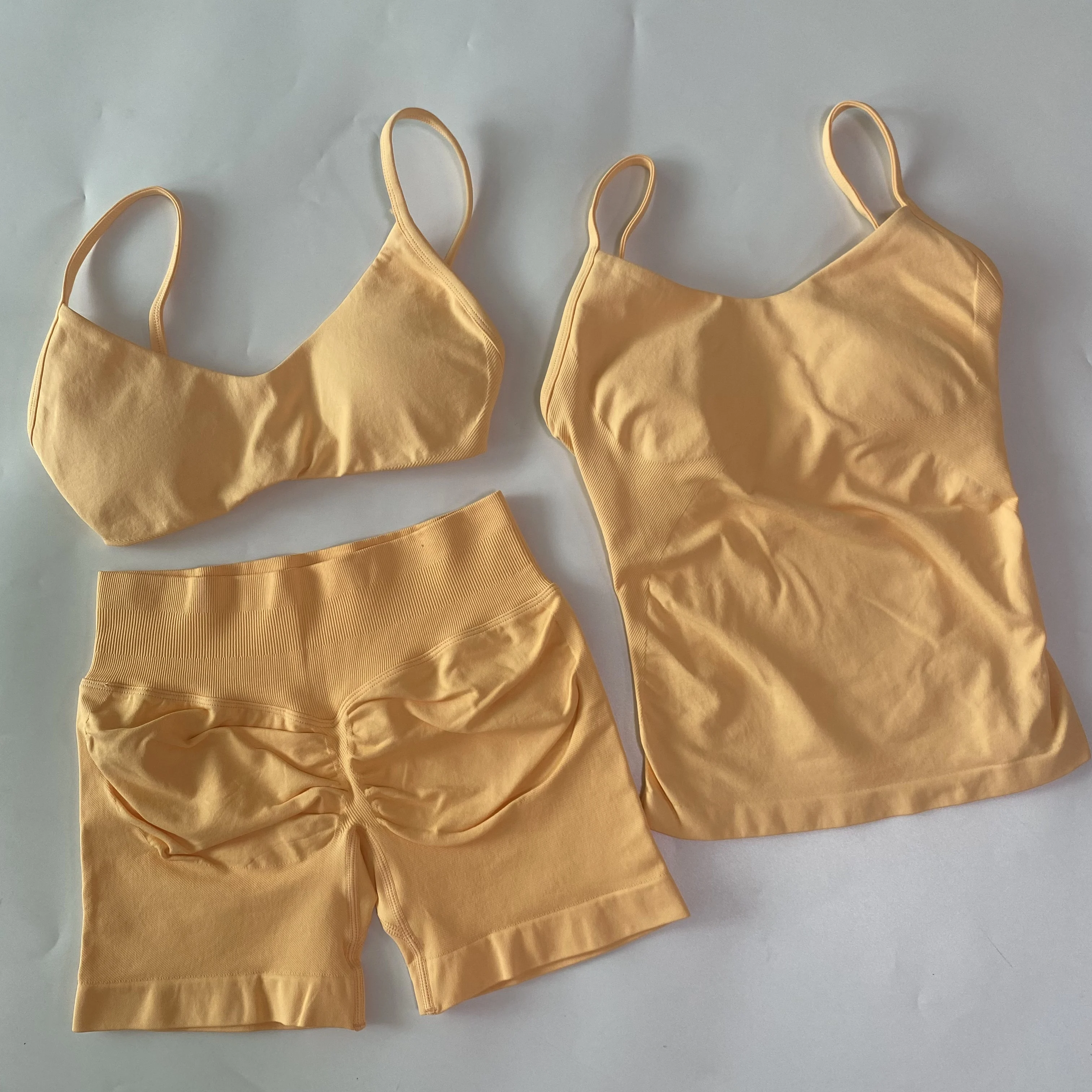 3-teiliges Set für Damen: Sport-BH mit Rundhalsausschnitt + Oberteil + hochtaillierte Yoga-Shorts mit Scrunch-Effekt, Fitness-Workout-Set, Sportbekleidung, Activewear – Detail 13