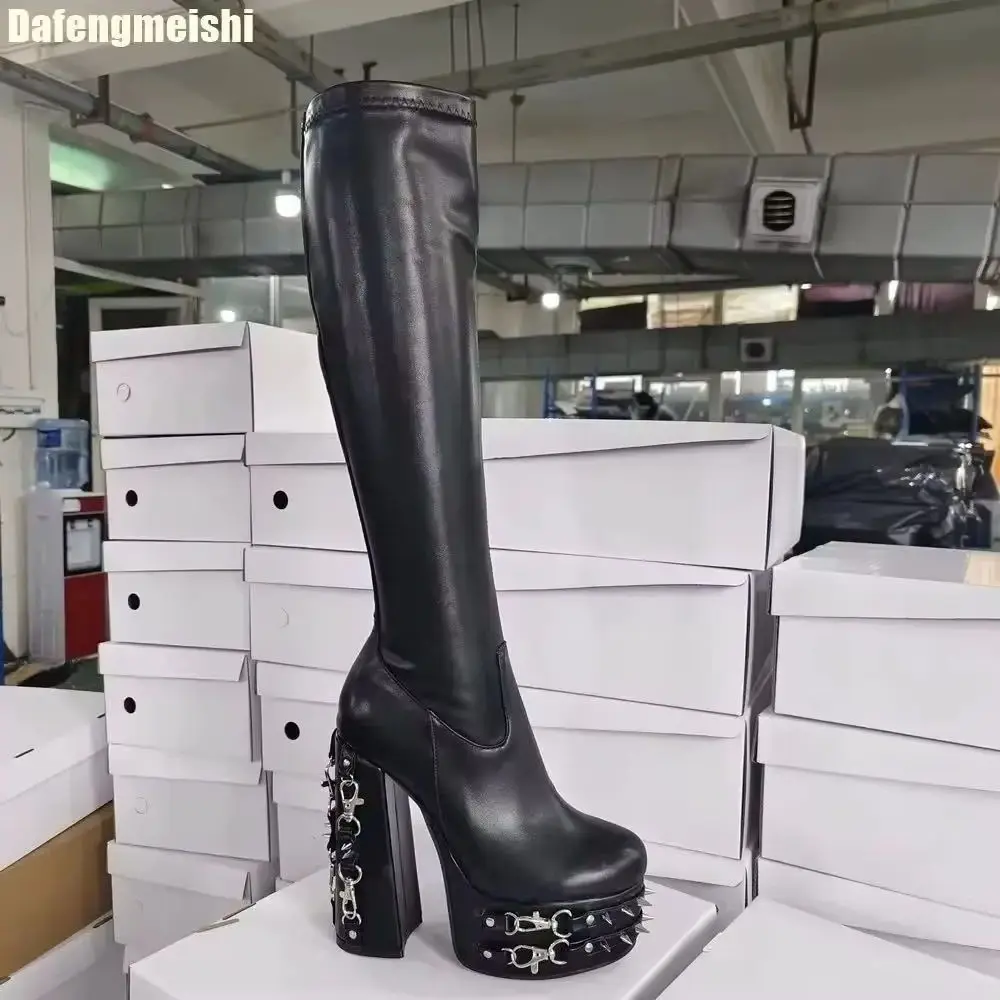 Botas Altas con Plataforma y Remaches, Invierno 2026, Punta Redonda, Cierre Lateral, Botas Largas de Moda, Cuero Negro Mate, Estilo Punk