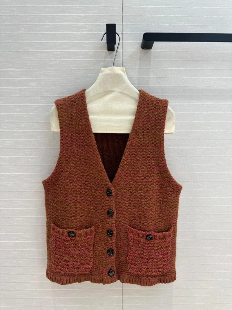 2024 Winter New European and American Women's Sweater Fashion Exquisite Sleeveless V-neck Bright Fashion Knitted Vest Cardigan