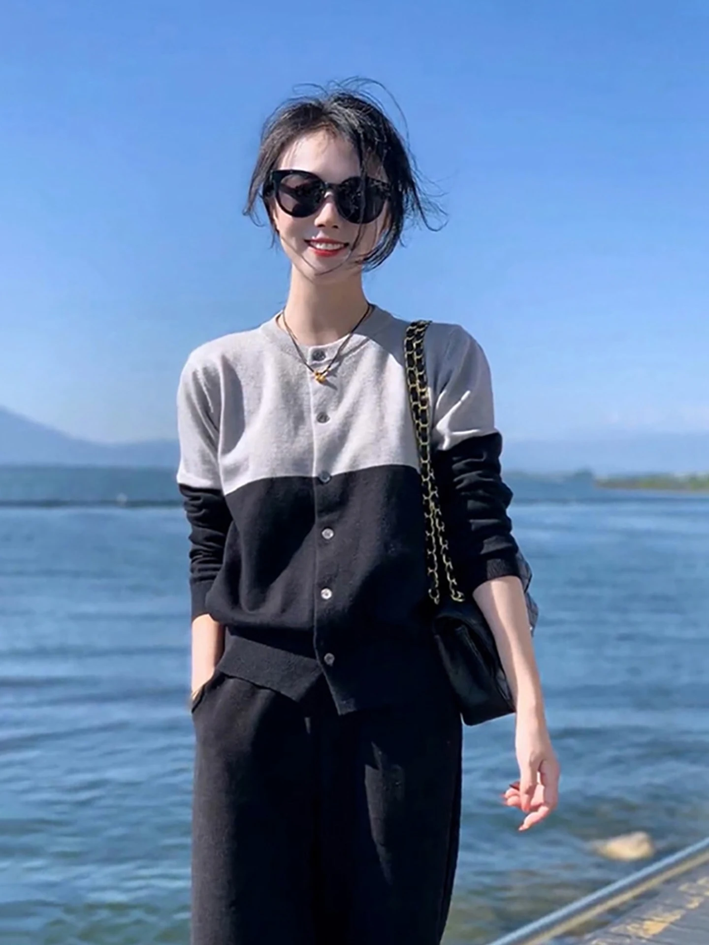 

Новинка! Красивый осенний корейский свитер свободного кроя с круглым вырезом, на одной пуговице, универсальный, из трикотажа.