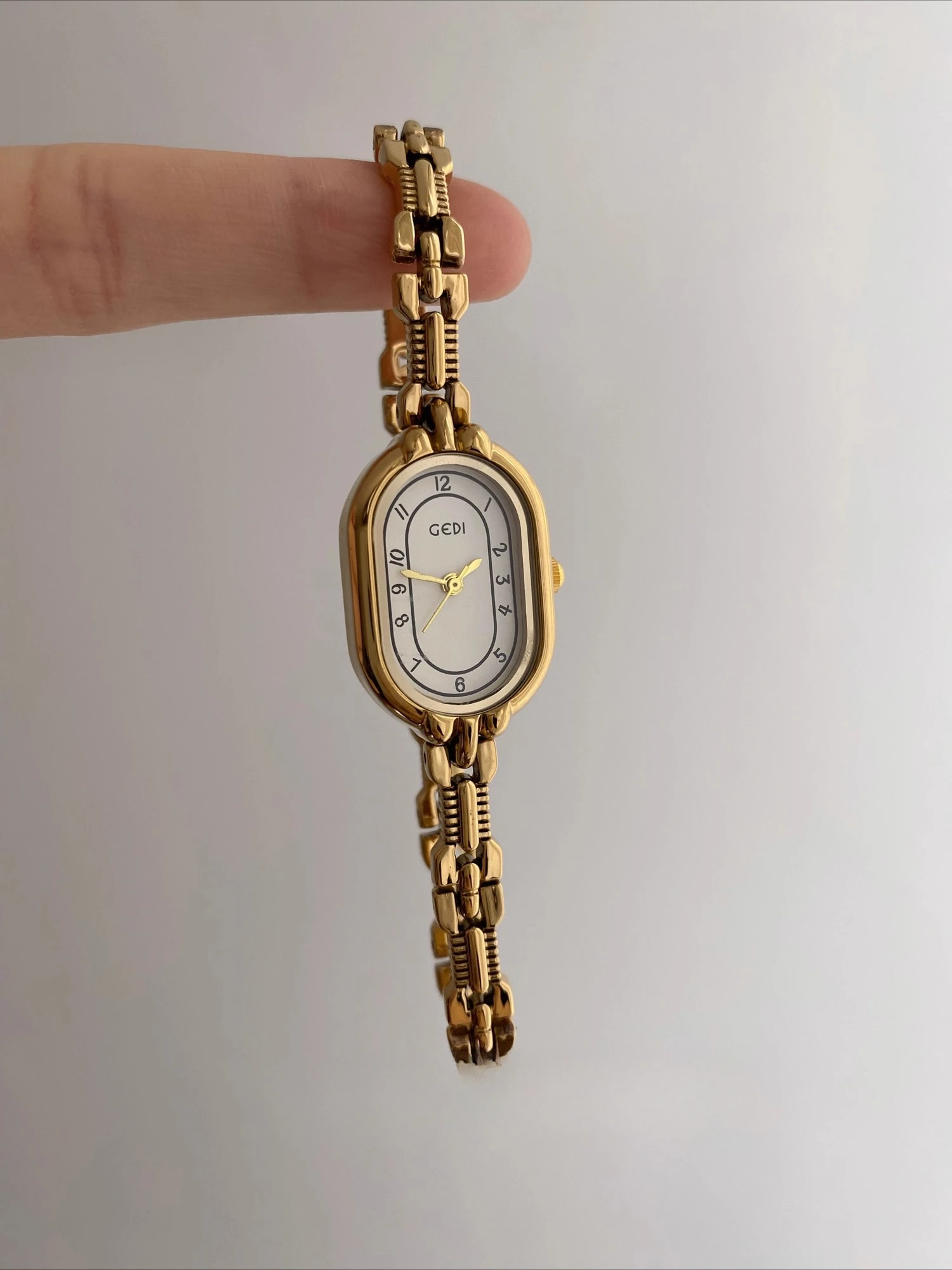 ساعة نسائية أنيقة، ساعة كوارتز عصرية رائعة وأنيقة جديدة مطلية بالذهب على الطراز العتيق. #4