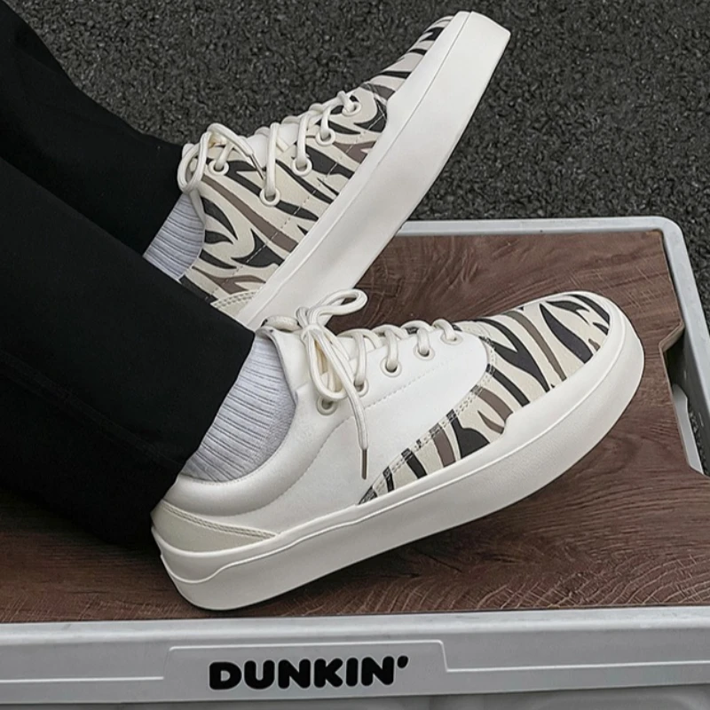 

Мужские туфли на резиновой подошве, на плоском каблуке, с круглым носком, новый стиль, высокое качество, на шнуровке, модные, в стиле парной обуви, с мягкой подошвой.