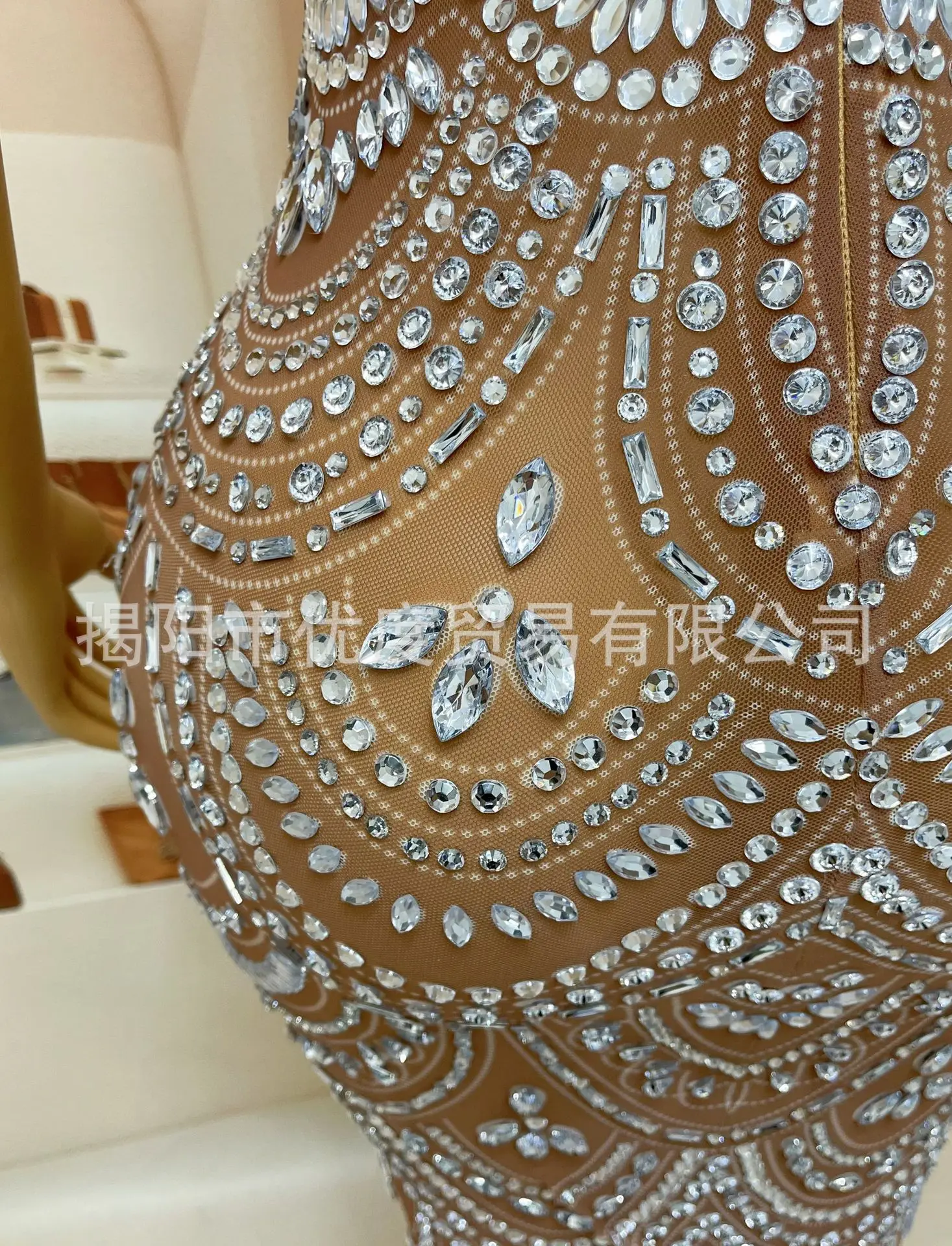 ชุดเดรสยาวดีไซน์เรียบหรู ประดับคริสตัลระยิบระยับ เหมาะสำหรับงานเลี้ยงวันเกิด งานกลางคืน งานแสดง  แบบไม่มีปก  ลายใบไม้สามแฉก