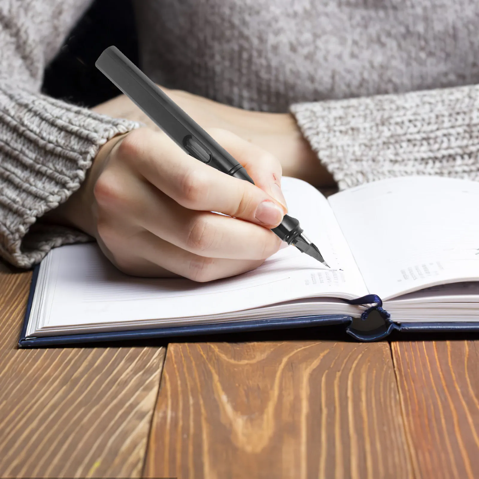 

Стильная перьевая ручка из углеродного ABS-материала, компактная, удобная для переноски, с тонким наконечником для плавного письма, для студентов и офиса.