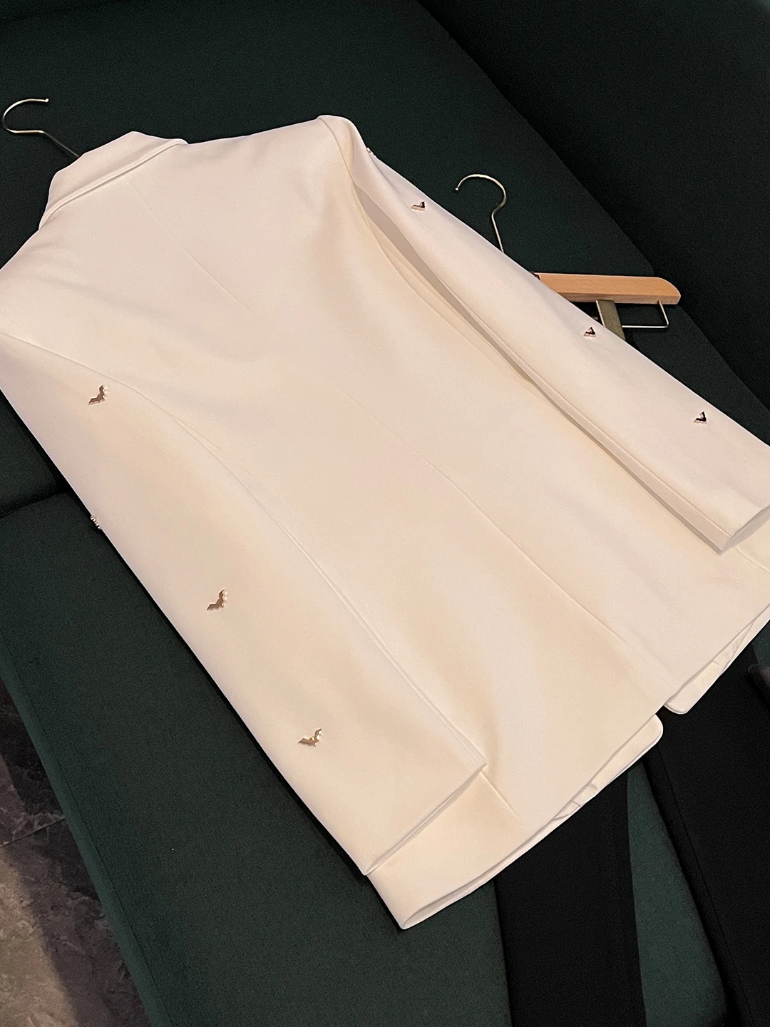 Ele Design or décoré coupe ajustée longueur Midi chauve-souris perle Jaet Sli trajet vent femme Faion A30