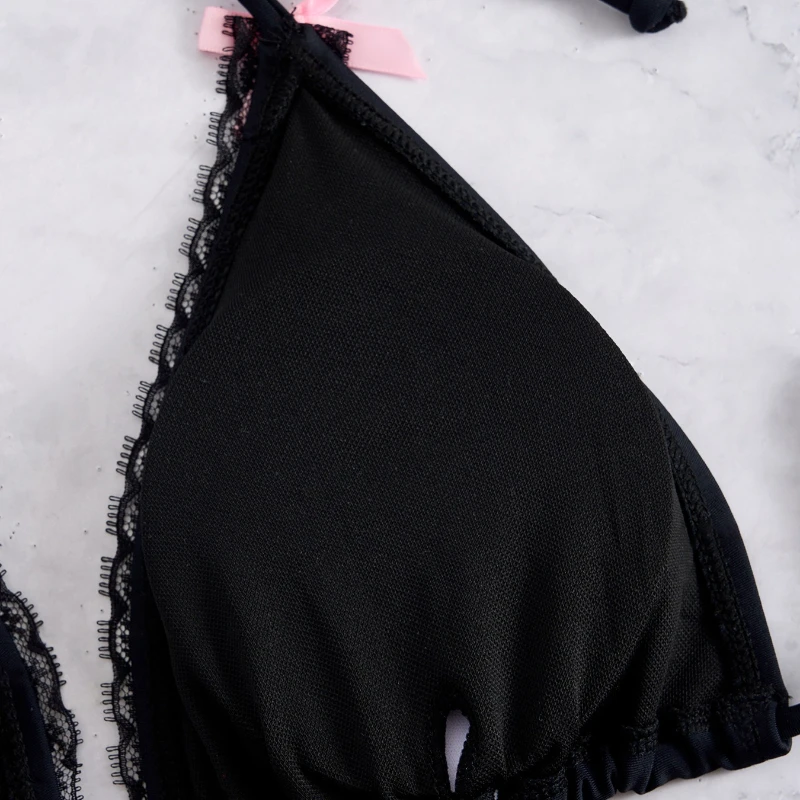 Sexy schwarzer Bikini-Badeanzug mit Spitzenriemen und Schleife