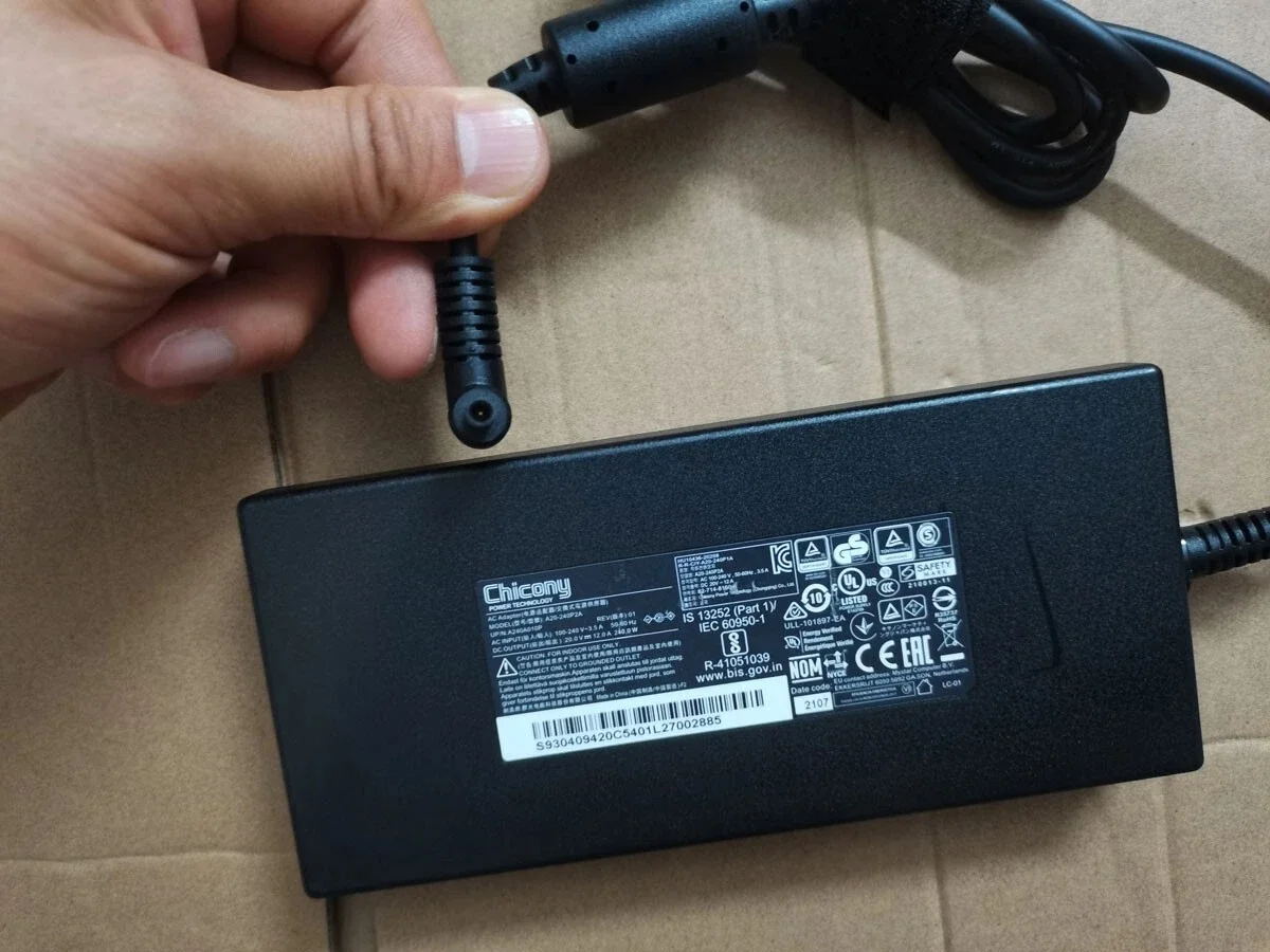 

OEM Chicony 20 В 12 А 4,5 мм 240 Вт адаптер переменного тока A20-240P2A для ноутбука MSI Crosshair 16 HX AI D2XWGKG RTX5070