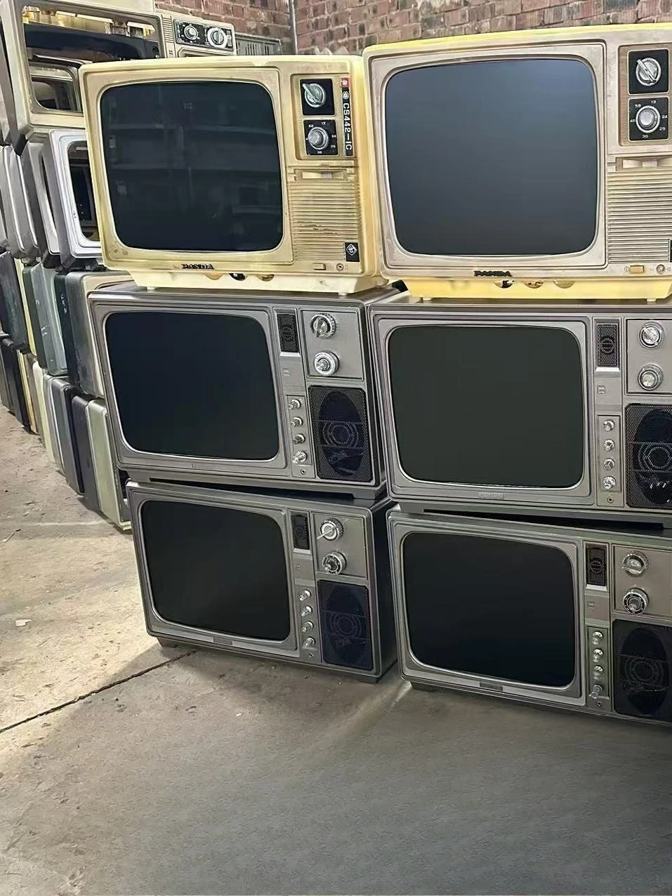 Can play 70-80's old black and white TV, old black and white TV, retro nostalgic old object decoration