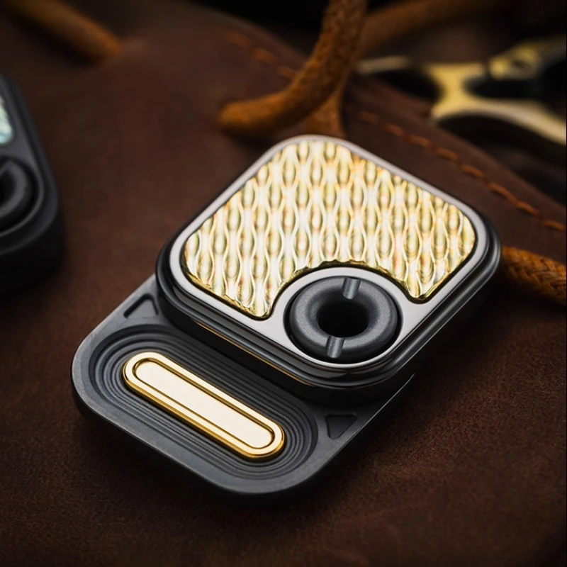 01edc une morsure de Toast français Mini petit Cube mécanique en métal côté poussée du bout des doigts carte poussoir jouet de décompression