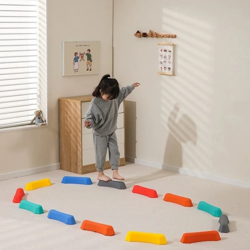 لوحة التوازن جسر خشبي واحد للأطفال جهاز التدريب الحسي رياض الأطفال معدات لعبة الحجر عبر النهر