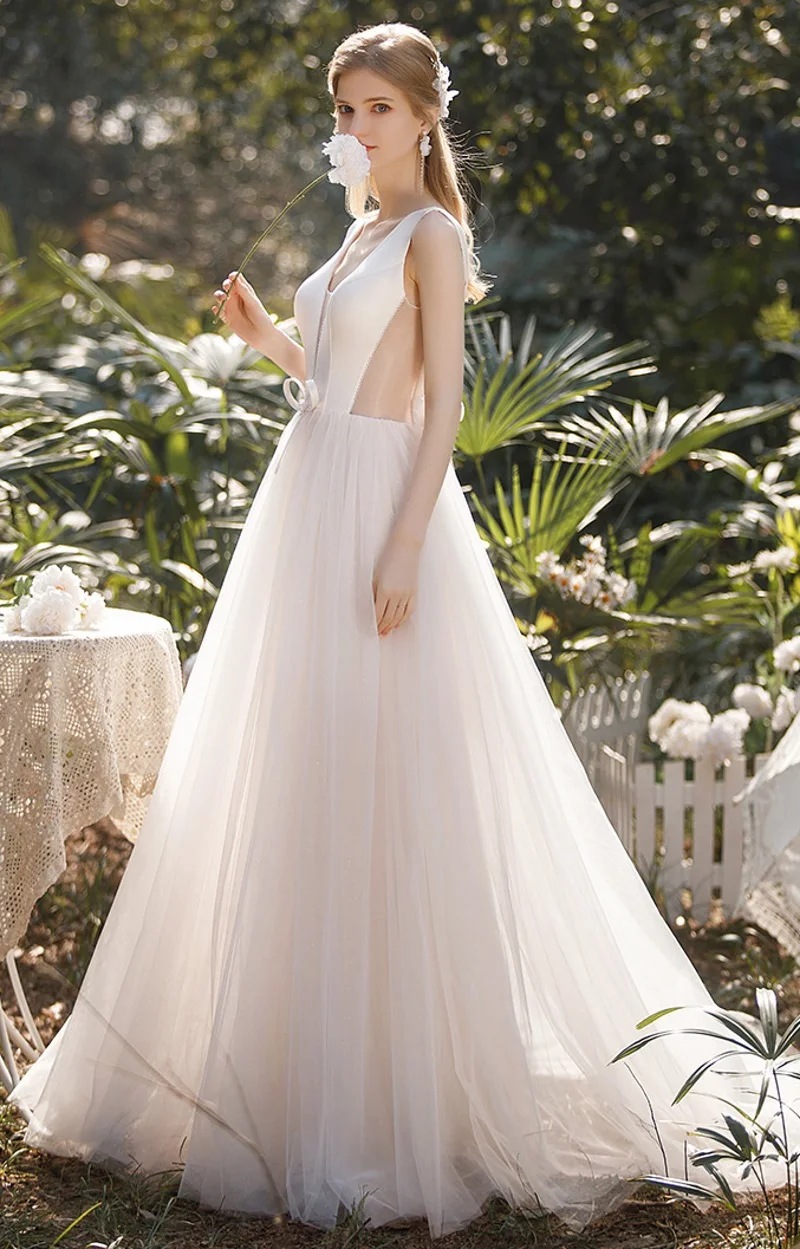 ภาษาฝรั่งเศส Simple Elegant V-Neck Tulle กวาดรถไฟ A-Line Backless Sheer งานแต่งงานชุดเจ้าสาวชุดราตรี