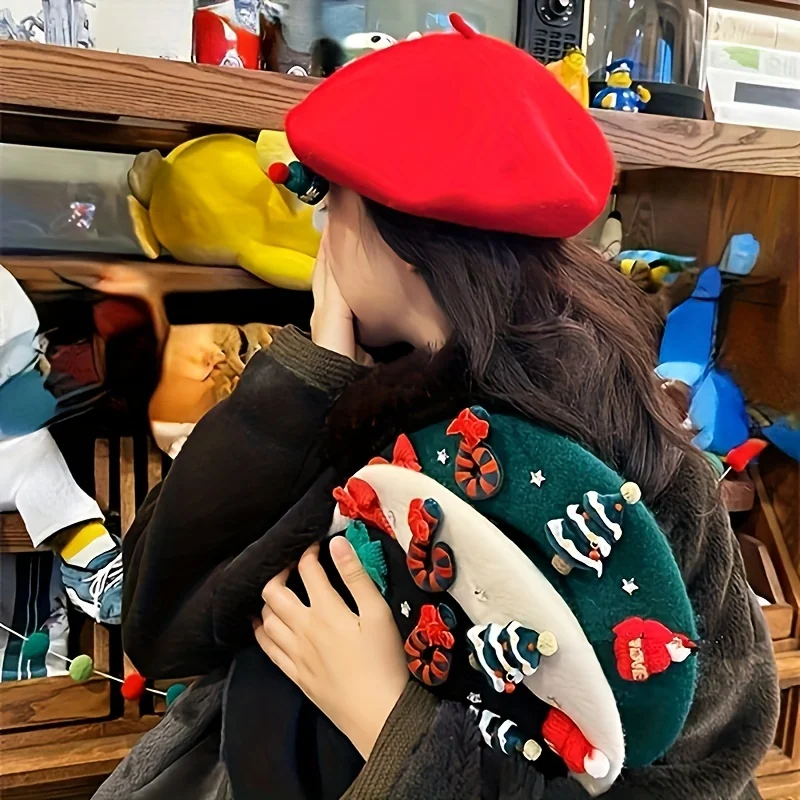 หมวกเบเรต์คริสต์มาสสีแดงสำหรับสุภาพสตรีพร้อมการตกแต่งต้นคริสต์มาสแบบ 3 มิติ - ปิดด้วยเชือกยางยืด น้ำหนักเบา