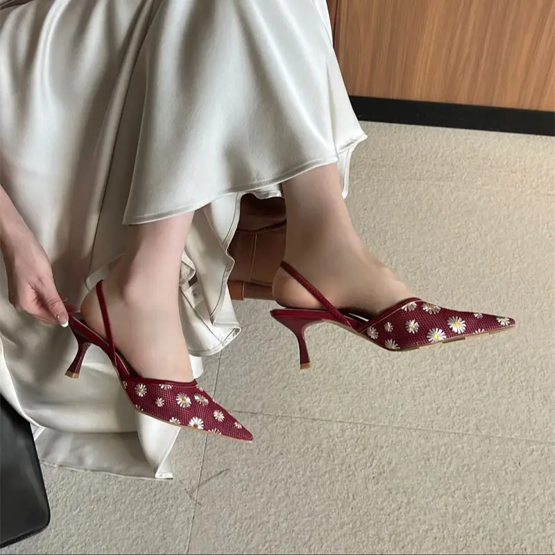 حذاء بكعب عنابي أسود بمقدمة مدببة حذاء صيفي مطرز بالزهور للسيدات حذاء بكعب منخفض للنساء #1