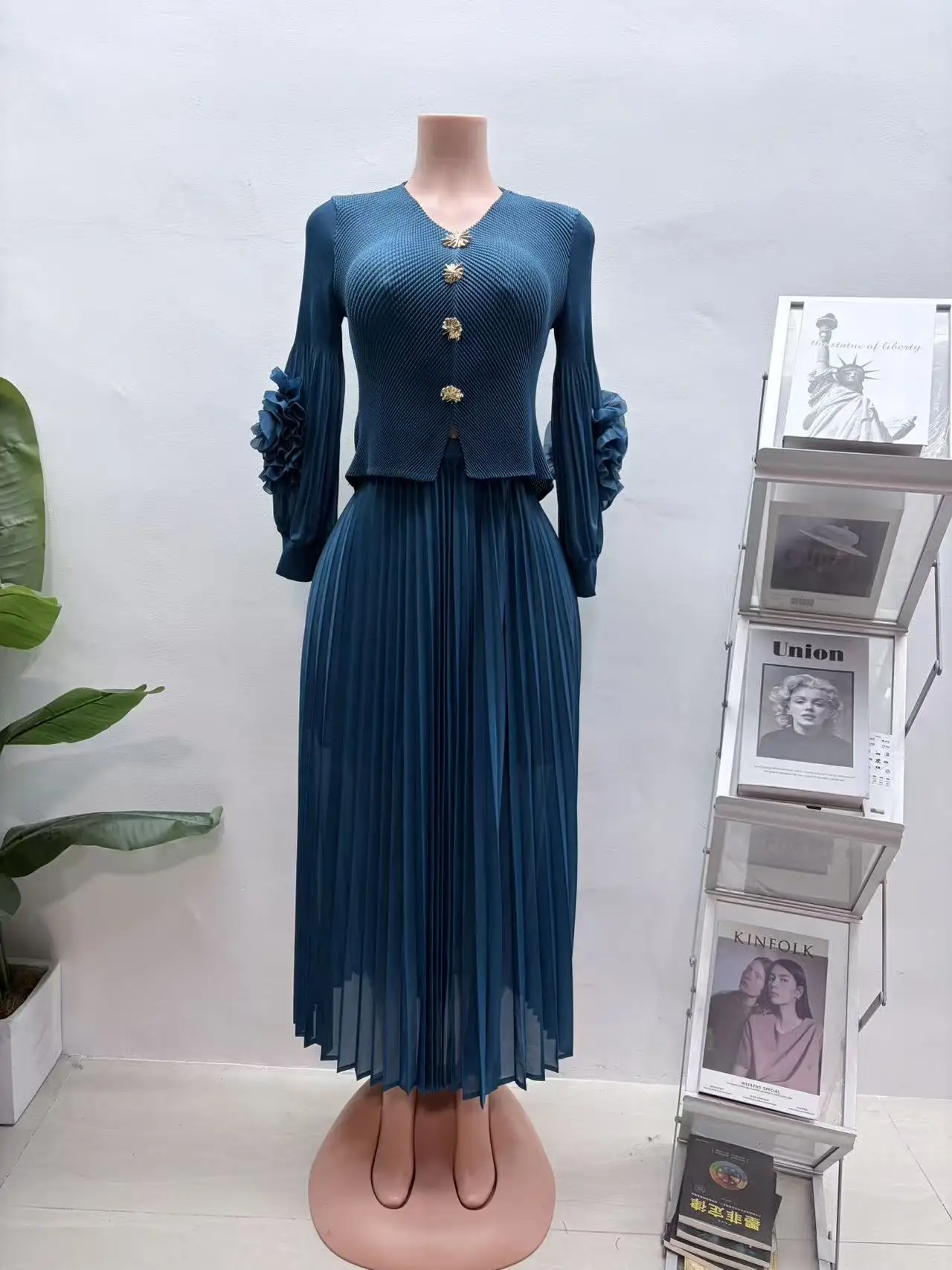 

Miyake 2026 Spring New Fashionable Elegant Fish Scale Pleated Suit Women's Clothing High-end V-neck Pleated Two-piece Set