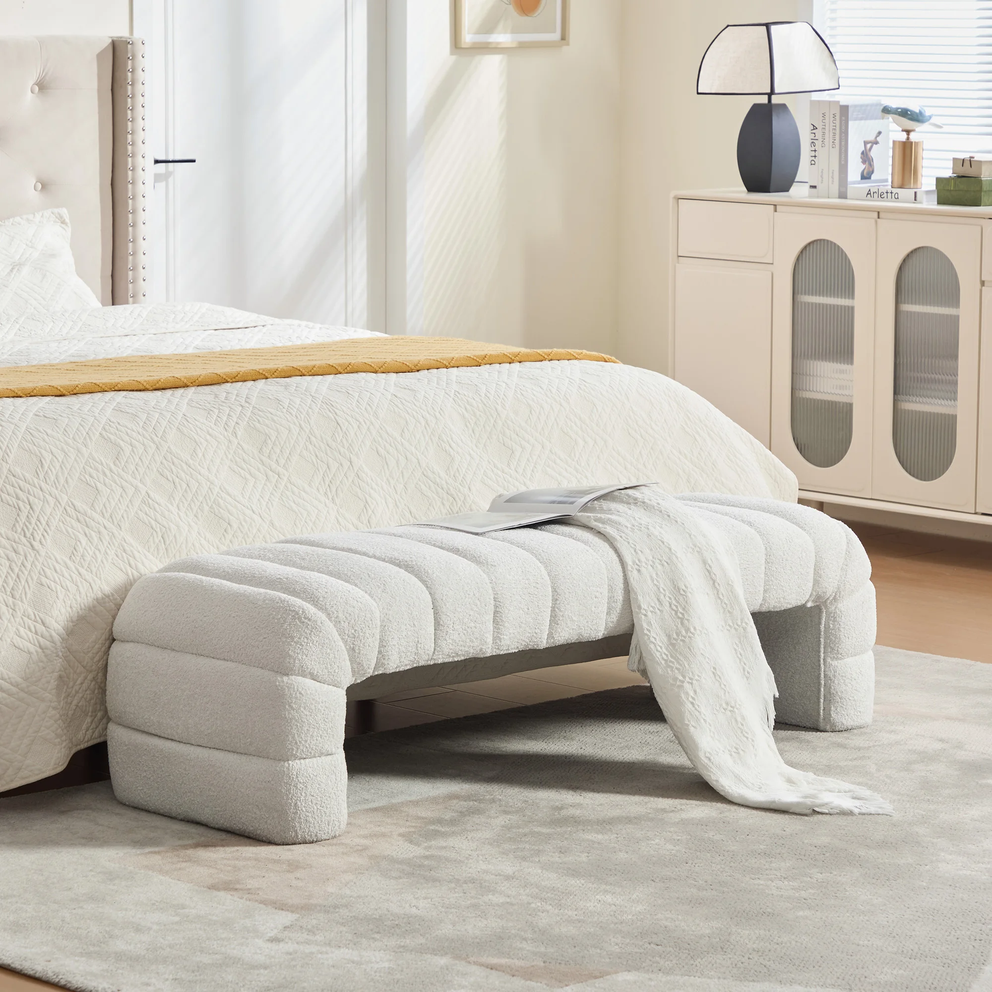 Banc de lit moderne sans accoudoirs en chenille avec rembourrage rainuré, chaise longue et tabouret – Ivoire pour salon, chambre et entrée