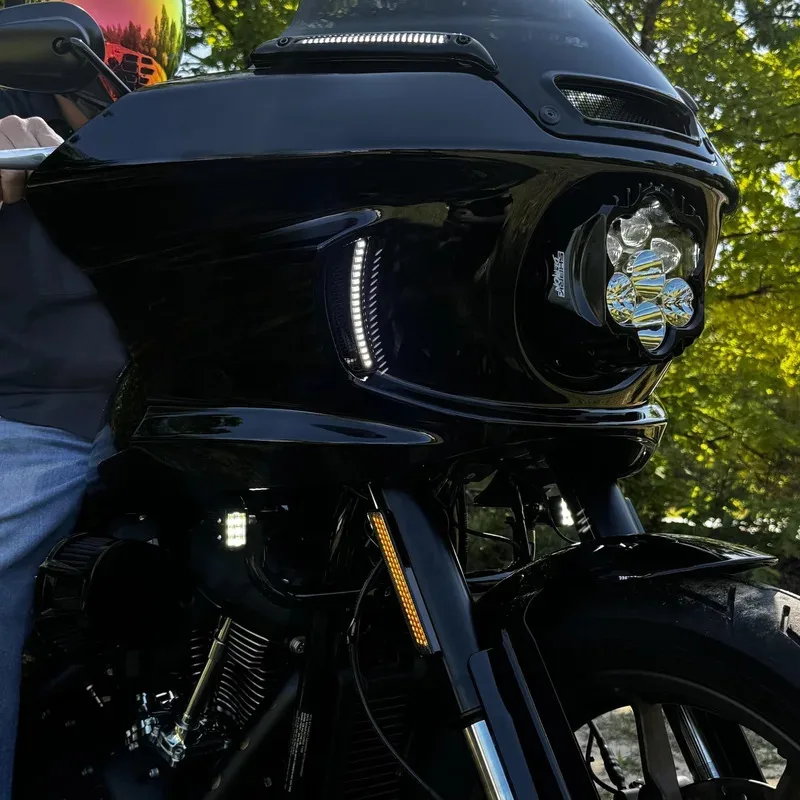 Atualize seu Harley Softail Low Rider ST/FXLRST e El Diablo FXRST com detalhes de ventilação de farol LED Premium White Tracer