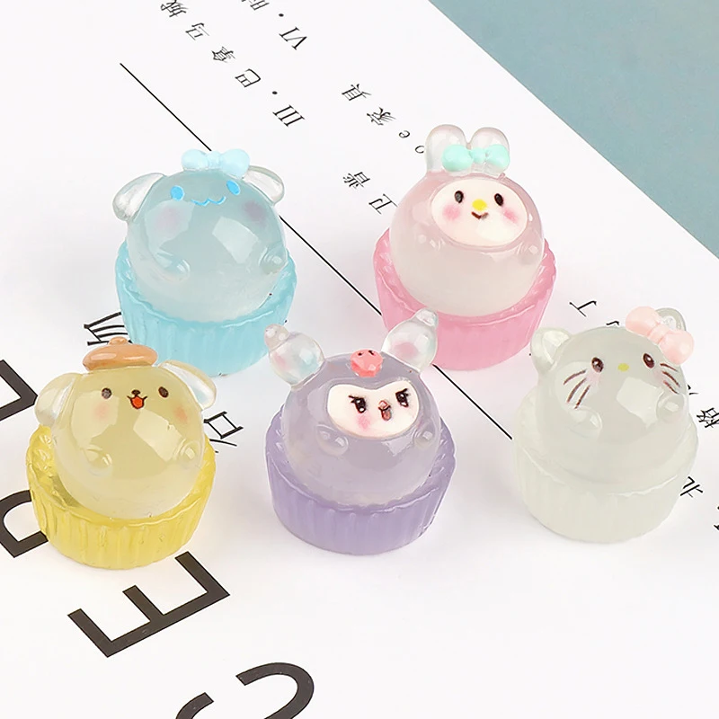 Lichtgevende Cartoon Sanrio Cake Hello Kitty Kuromi Cinnamoroll Miniatuur Beeldjes Micro Landschap Ornamenten Voor Huisdecoratie