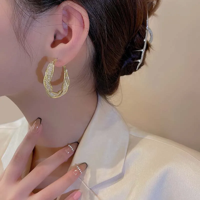 Elegant Shiny Mesh Design Rhinestones Hoop Earrings Vintage Gold Color Hollow Mobius Twisted Round Earrings Women's Jewelry