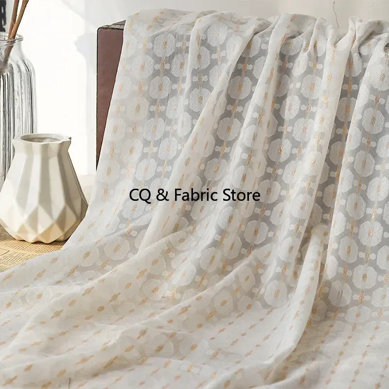 Nuovo tessuto in chiffon jacquard con fiori tagliati in seta dorata Tessuto in tulle non elasticizzato micro-permeabile per abiti, 1 metro