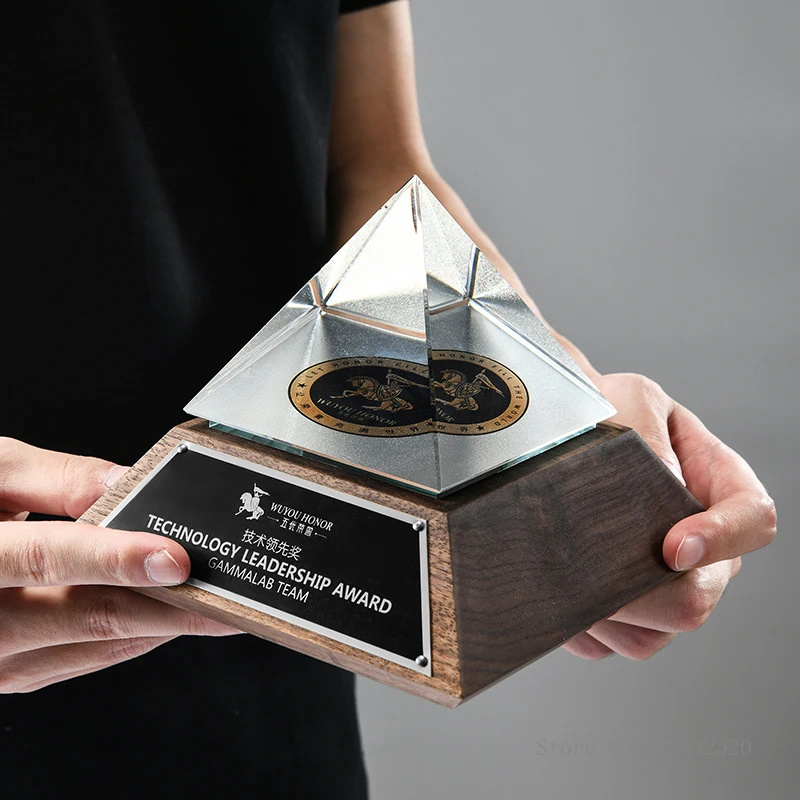 Customized Pyramid Style Walnut Solid Wood Crystal Trophy, Creative Home Decorations, Prize, Souvenirs, High-end Lettering, 1 Pc
