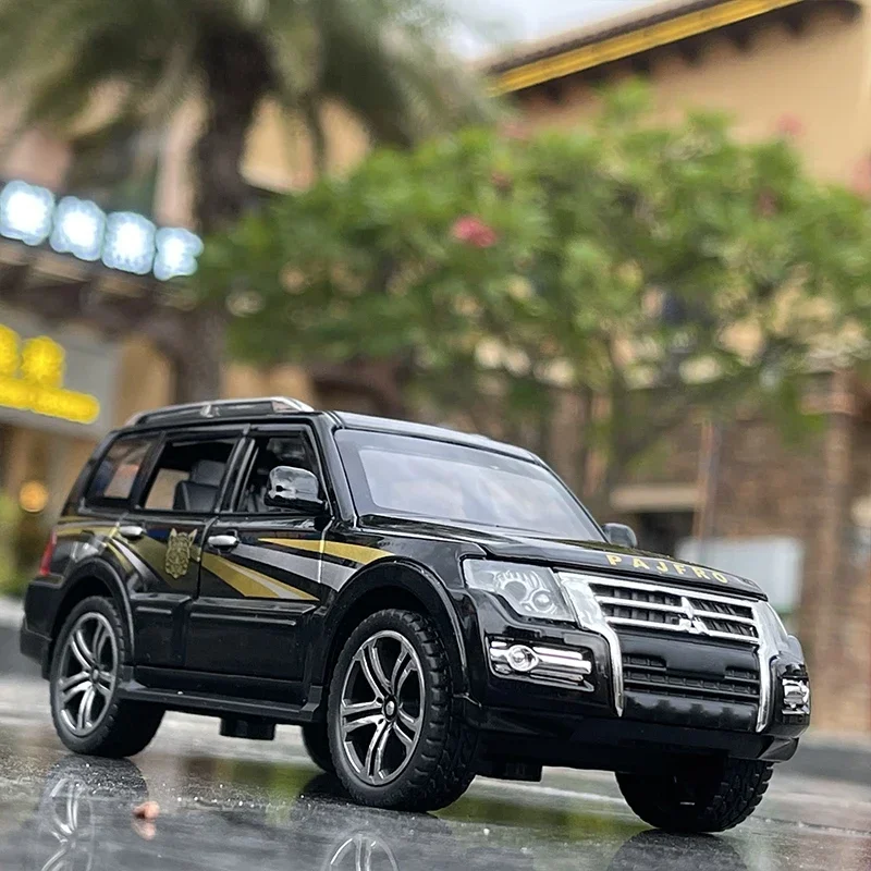 1:32 باجيرو SUV سبيكة سيارة نموذج Diecasts لعبة معدنية المركبات نموذج سيارة جمع محاكاة الصوت ضوء لعبة هدية